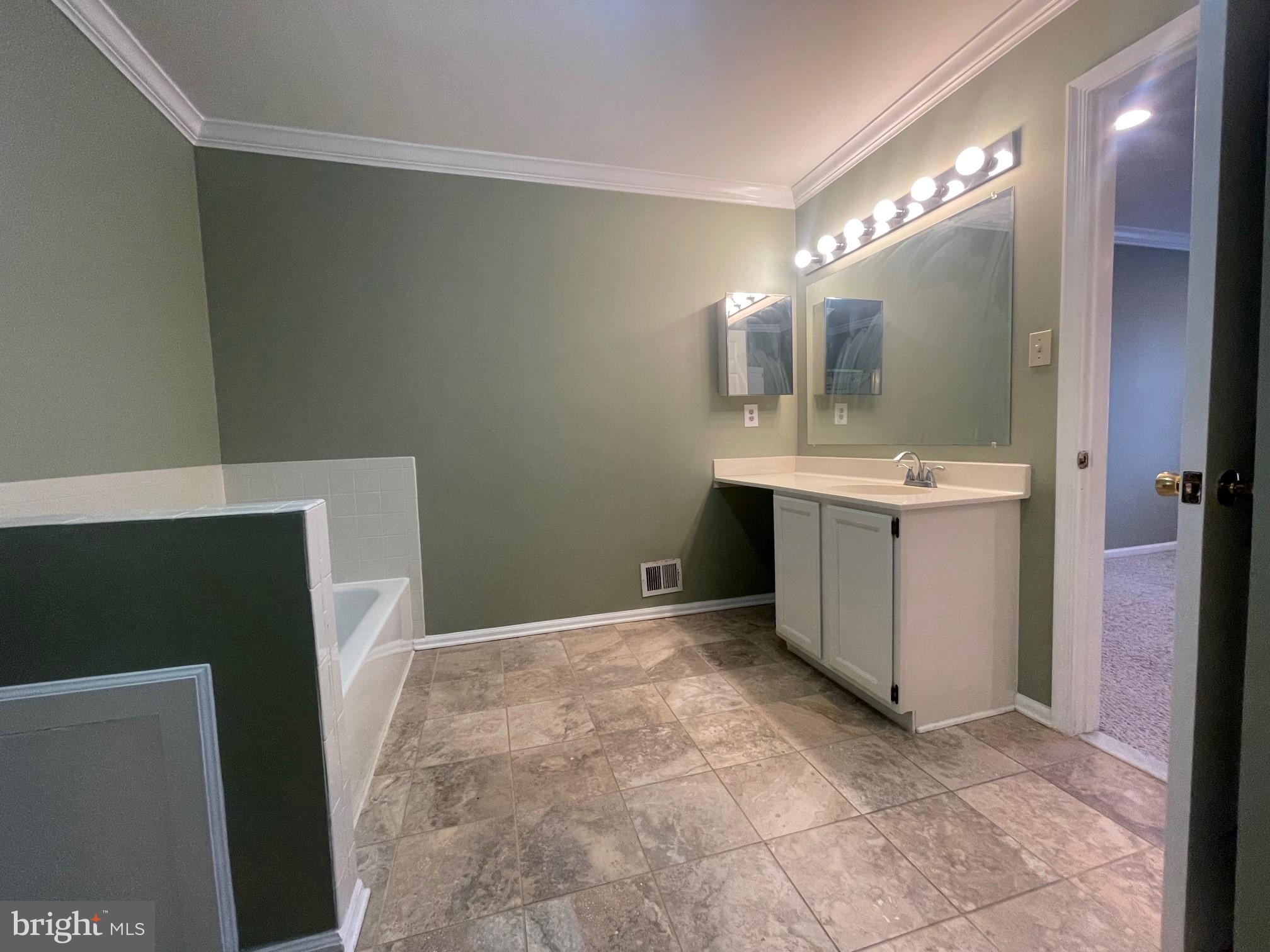 FIVE OAKS ESTATES - Residential Lease