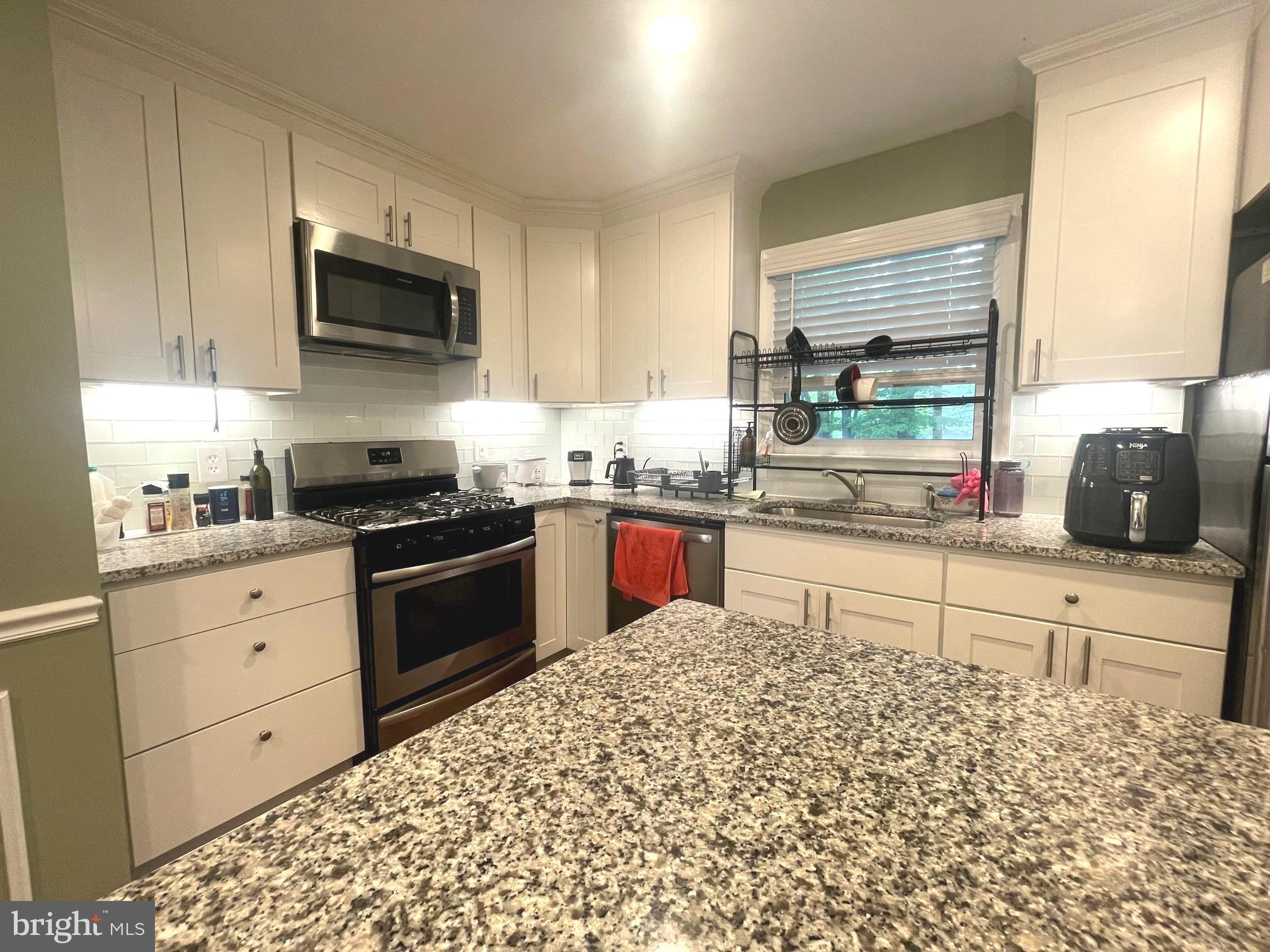 FIVE OAKS ESTATES - Residential Lease