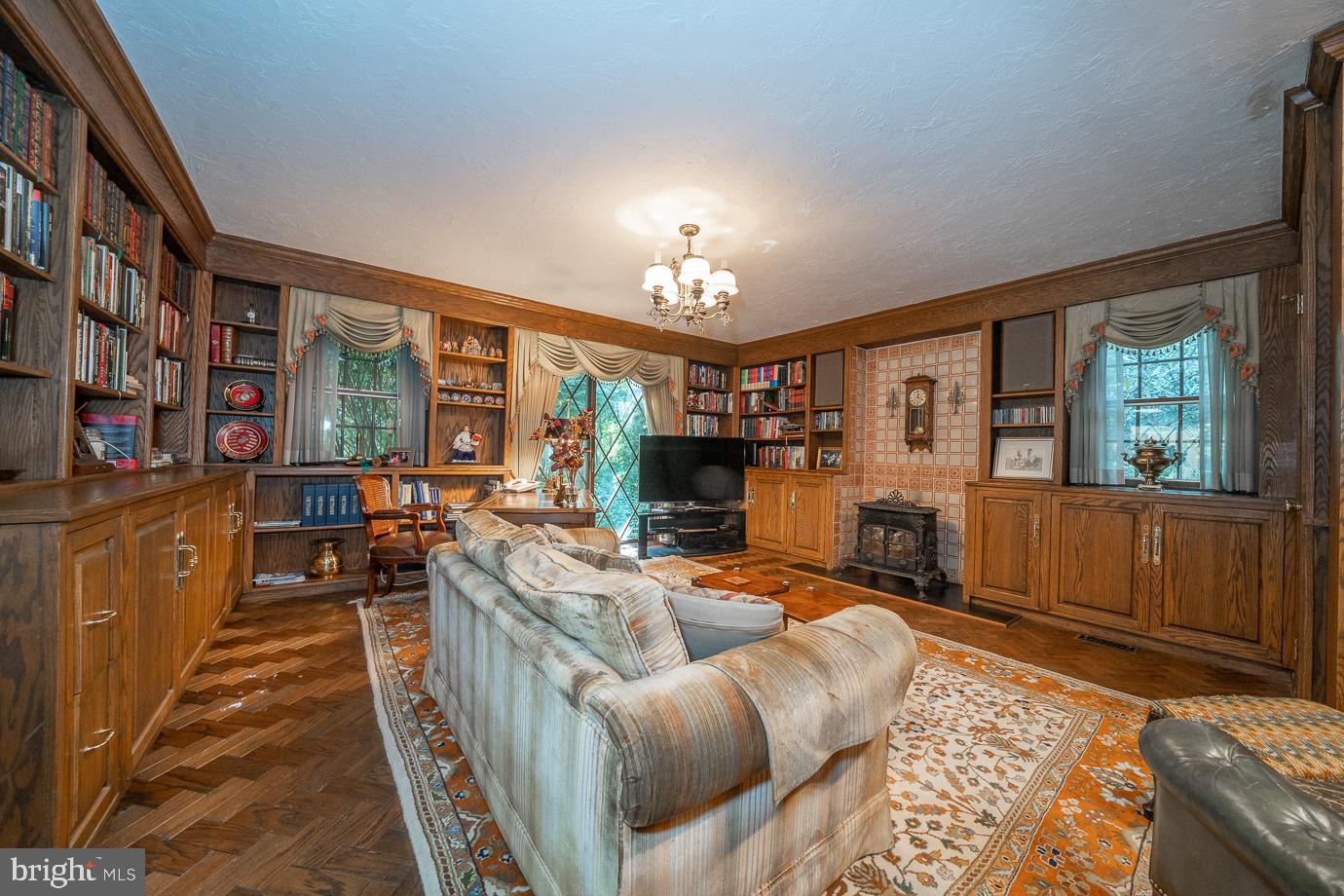 EARLES LAKE - Residential
