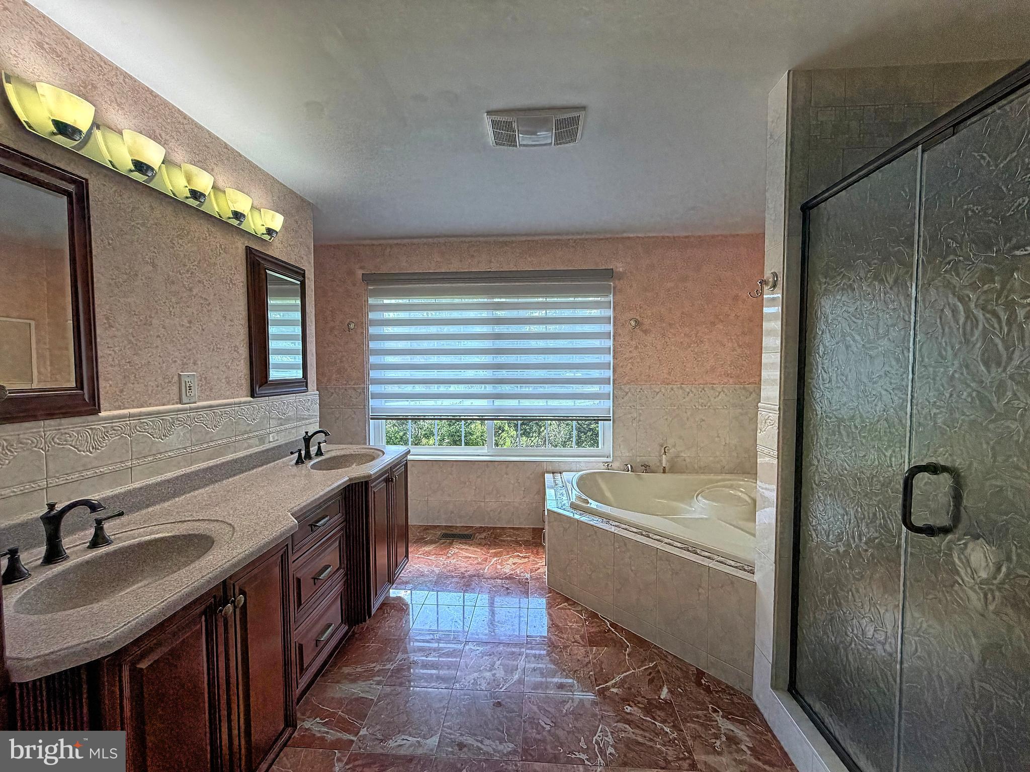 JONATHANS DELIGHT - Residential