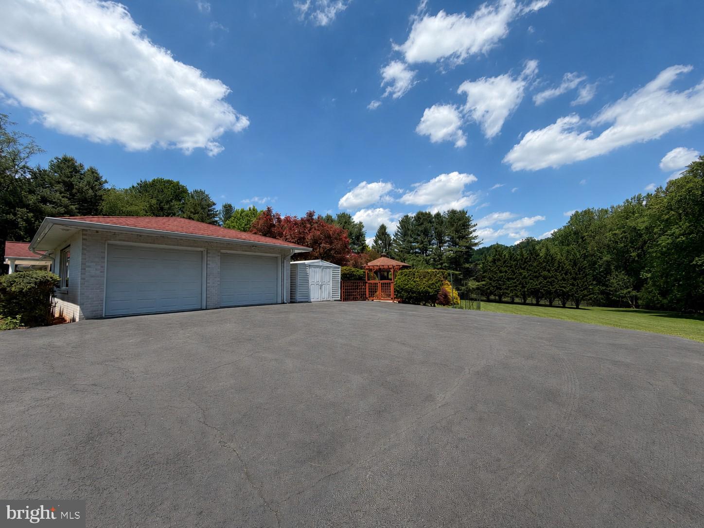 JONATHANS DELIGHT - Residential