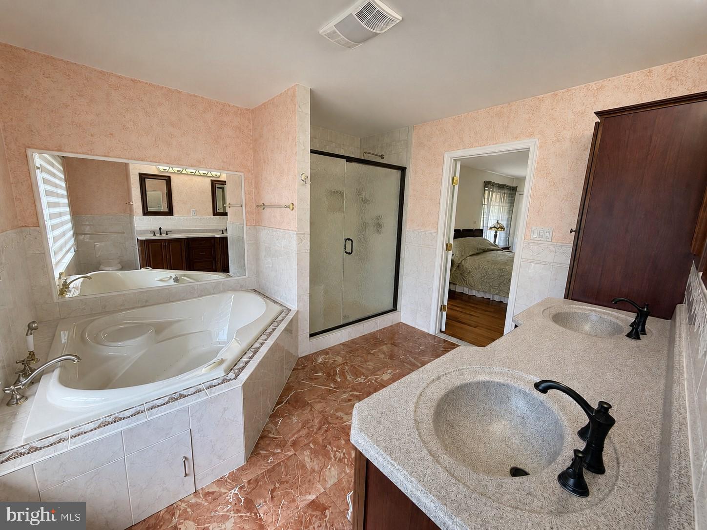 JONATHANS DELIGHT - Residential