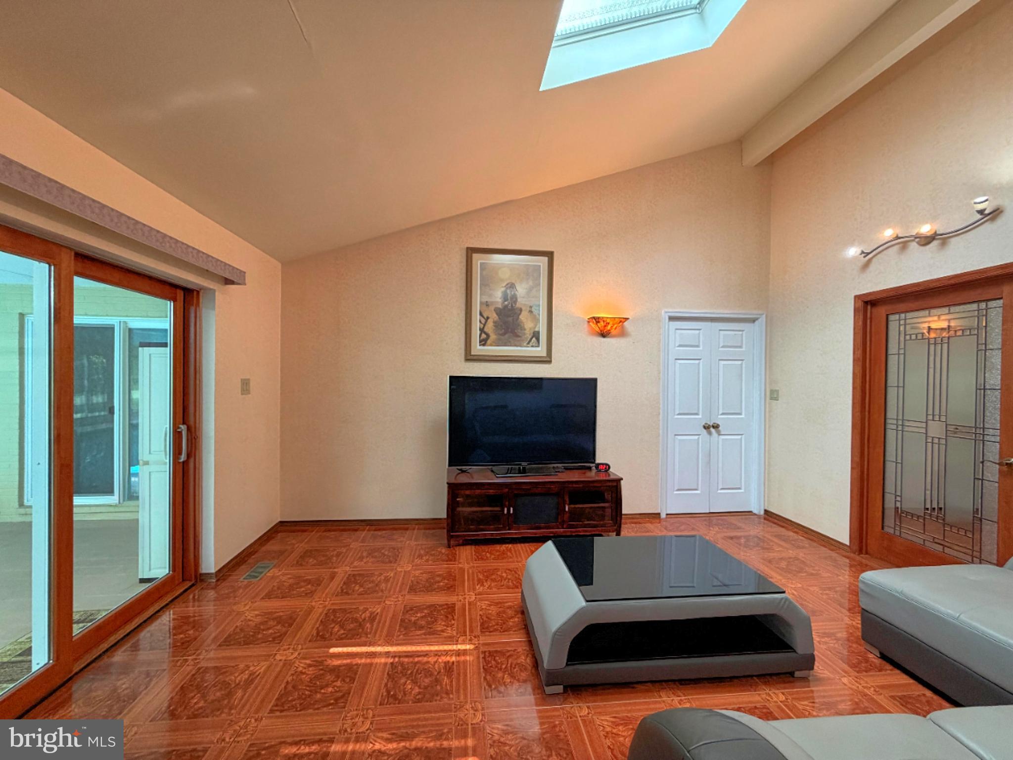 JONATHANS DELIGHT - Residential