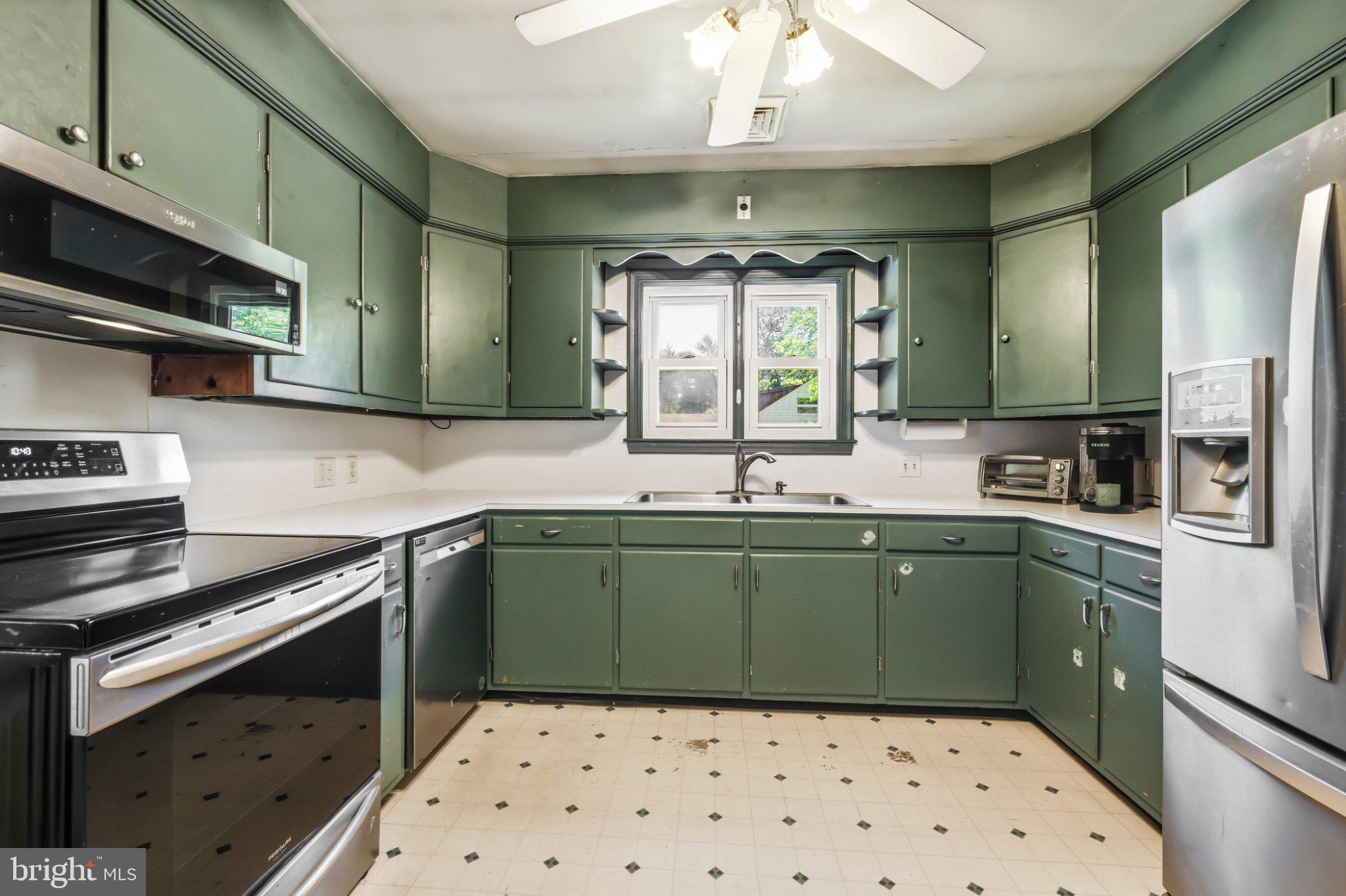 COUNTRY CLUB ESTATES - Residential