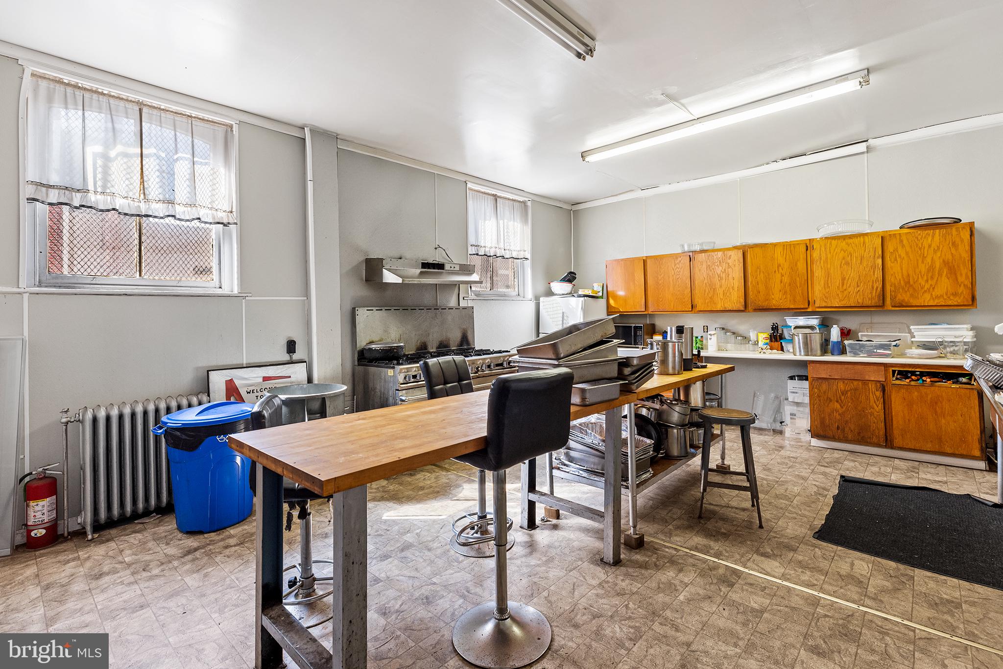 POINT BREEZE - Commercial Sale