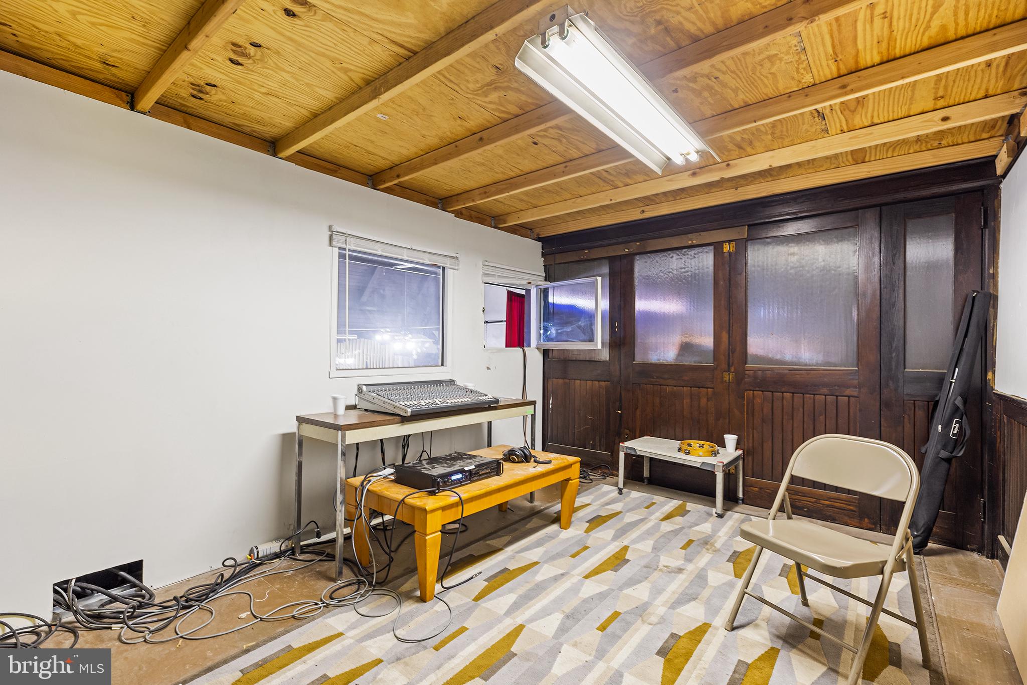 POINT BREEZE - Commercial Sale