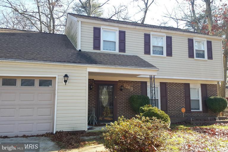 MOVE IN READY..GORGEOUS AND CLEAN.4 OF THE LARGEST BEDROOMS ON THE MARKET.CARPETED AND PAINTED ..LARGE 2 CAR GARAGE**PARKING FOR 6**APPLIANCES IN EXCELLENT CONDITION**QUIET CUL DE SAC.**SORRY** NO  VOUCHERS    NO PETS **PICS ON HOMESNAP***