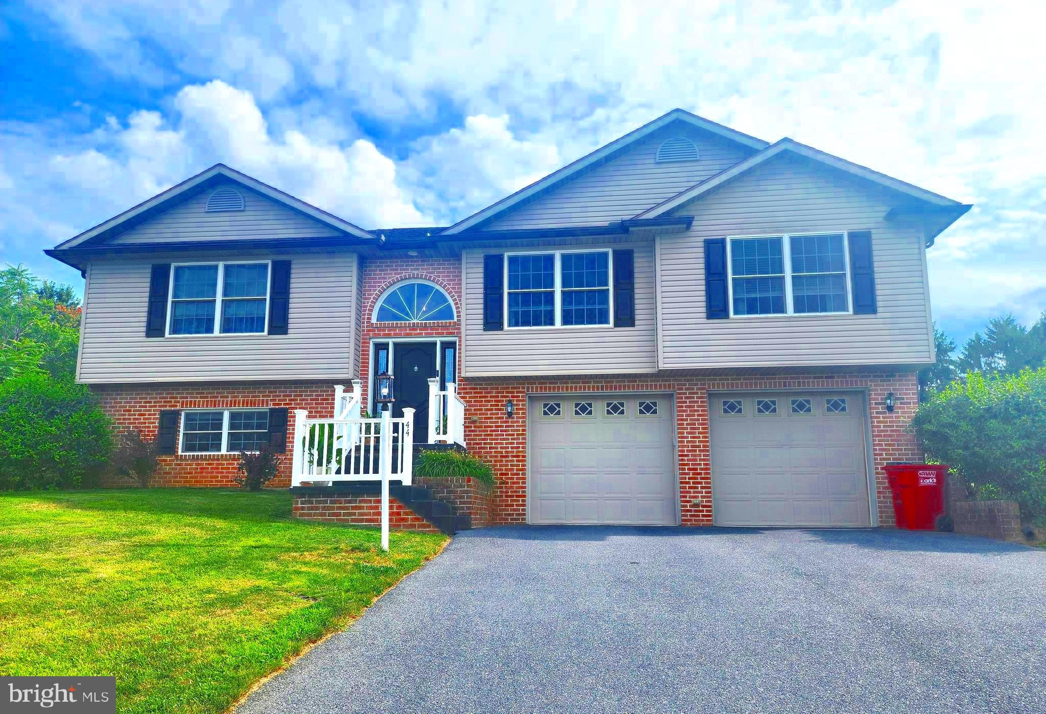 Welcome to 44 Vernon Drive! This beautifully maintained property offers a wonderful balance of comfort, convenience, and charm.
Spacious & Thoughtfully Designed Layout: Split bedroom design. Bright, inviting living spaces created for both easy daily living and effortless entertaining.
Features an attached front-entry garage, built-in storage potential, and a spacious paved driveway with ample parking.
Impeccably cared for with attention to detail throughout, offering a move-in ready experience.
Whether you are looking to relax in a serene setting or entertain friends and family, this home provides the ideal backdrop for your next chapter. Schedule your private showing today to experience everything 44 Vernon Drive has to offer!