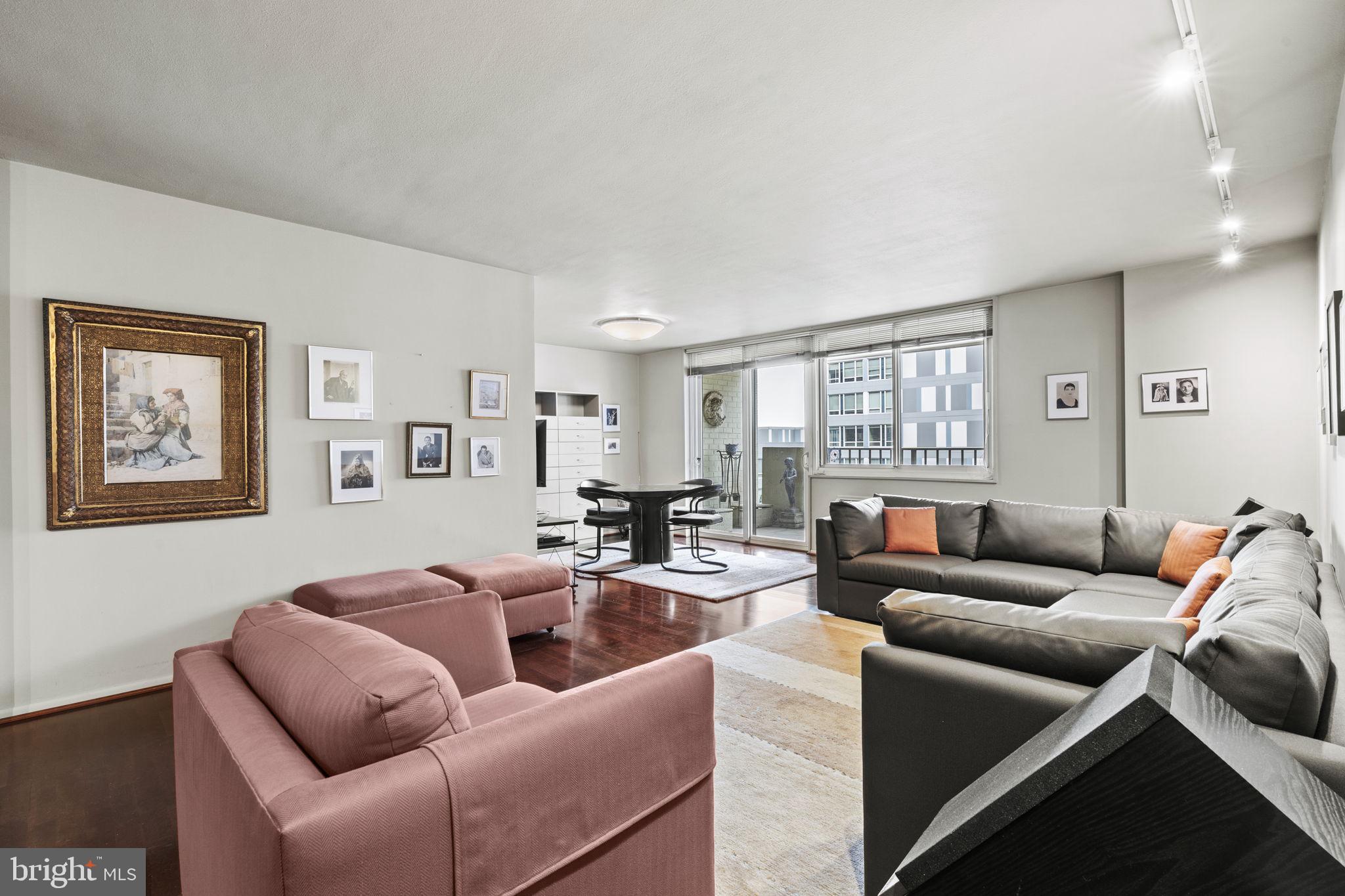 LOGAN SQUARE - Residential