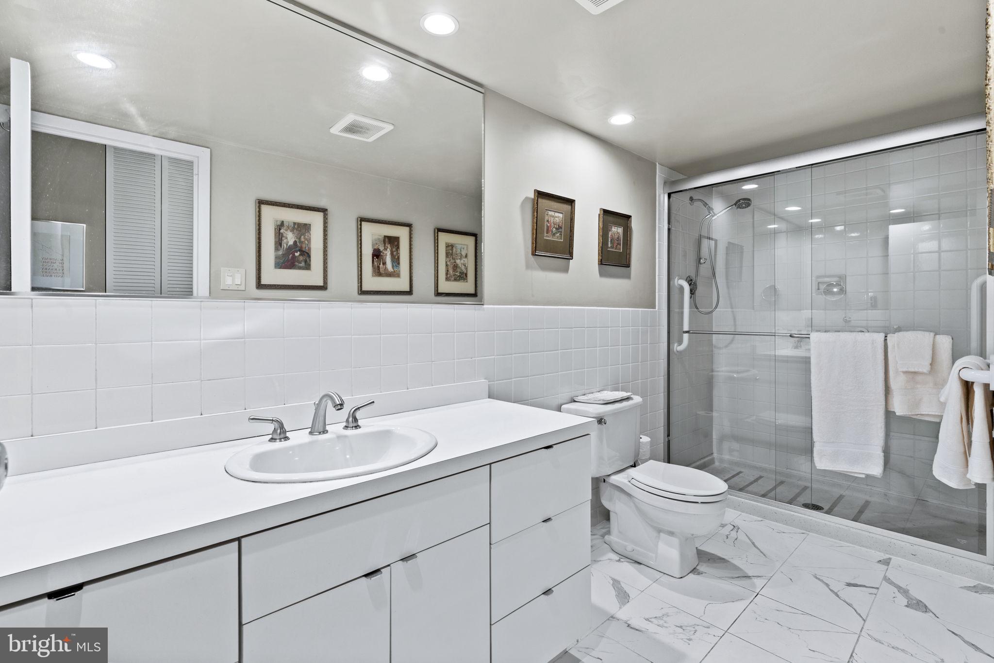 LOGAN SQUARE - Residential