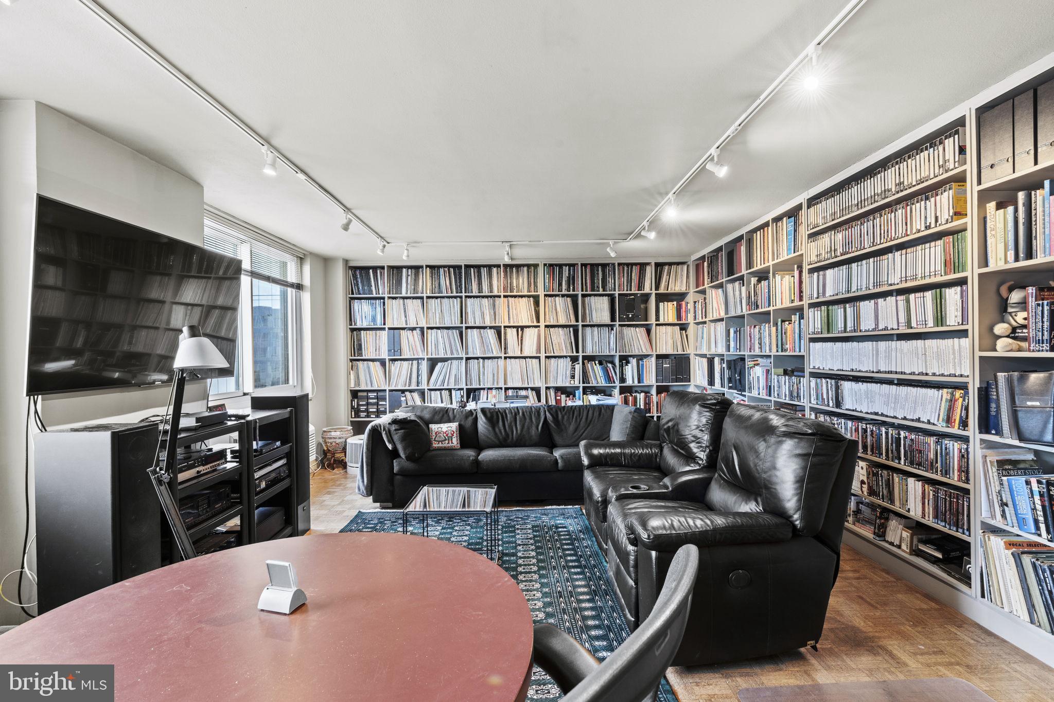 LOGAN SQUARE - Residential