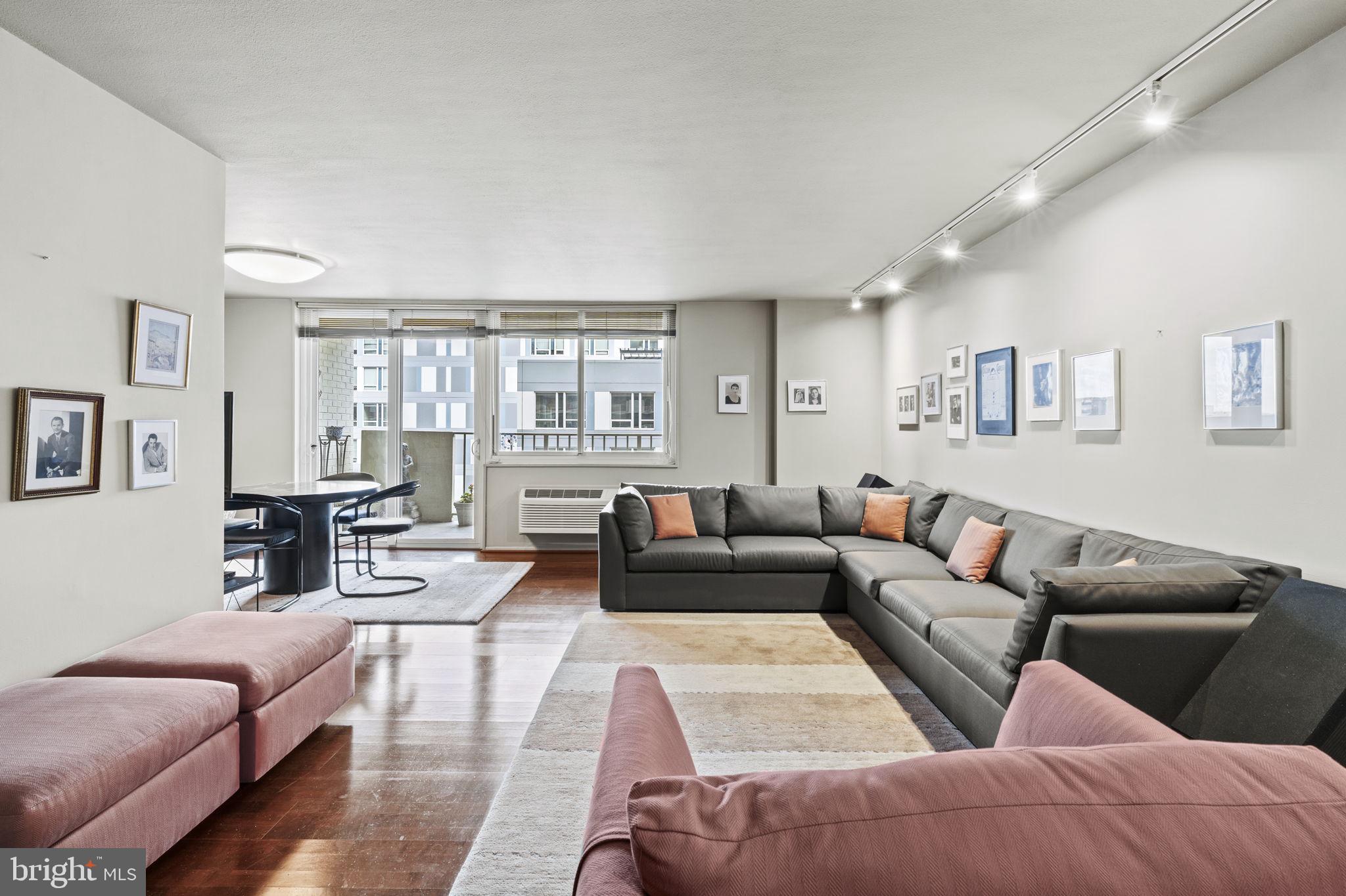 LOGAN SQUARE - Residential