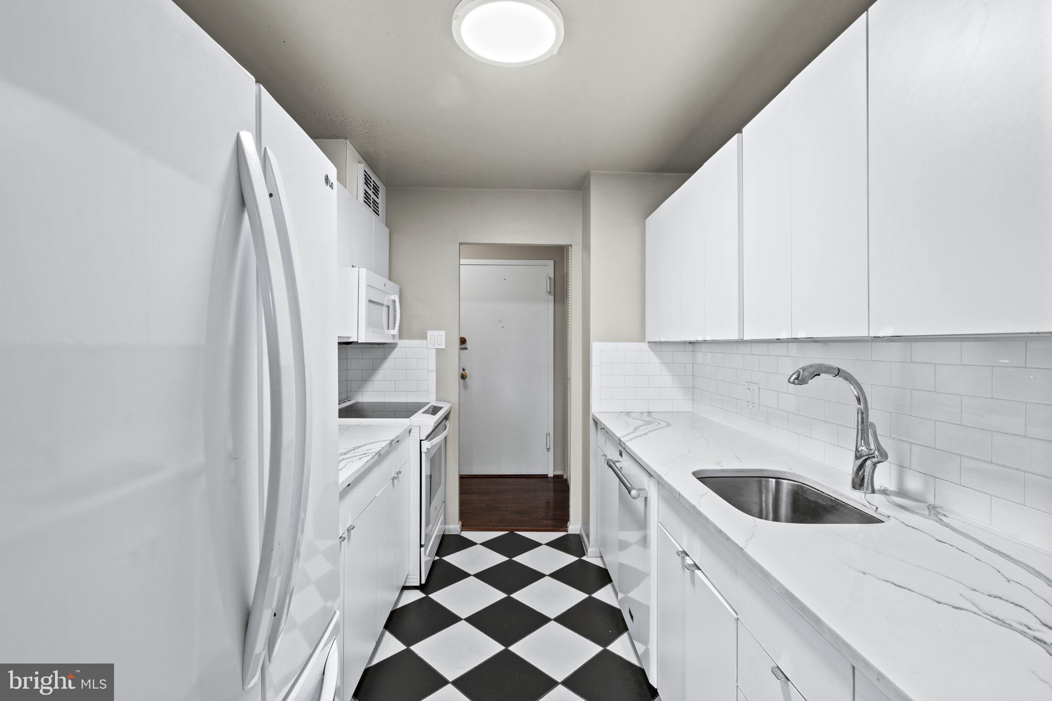 LOGAN SQUARE - Residential