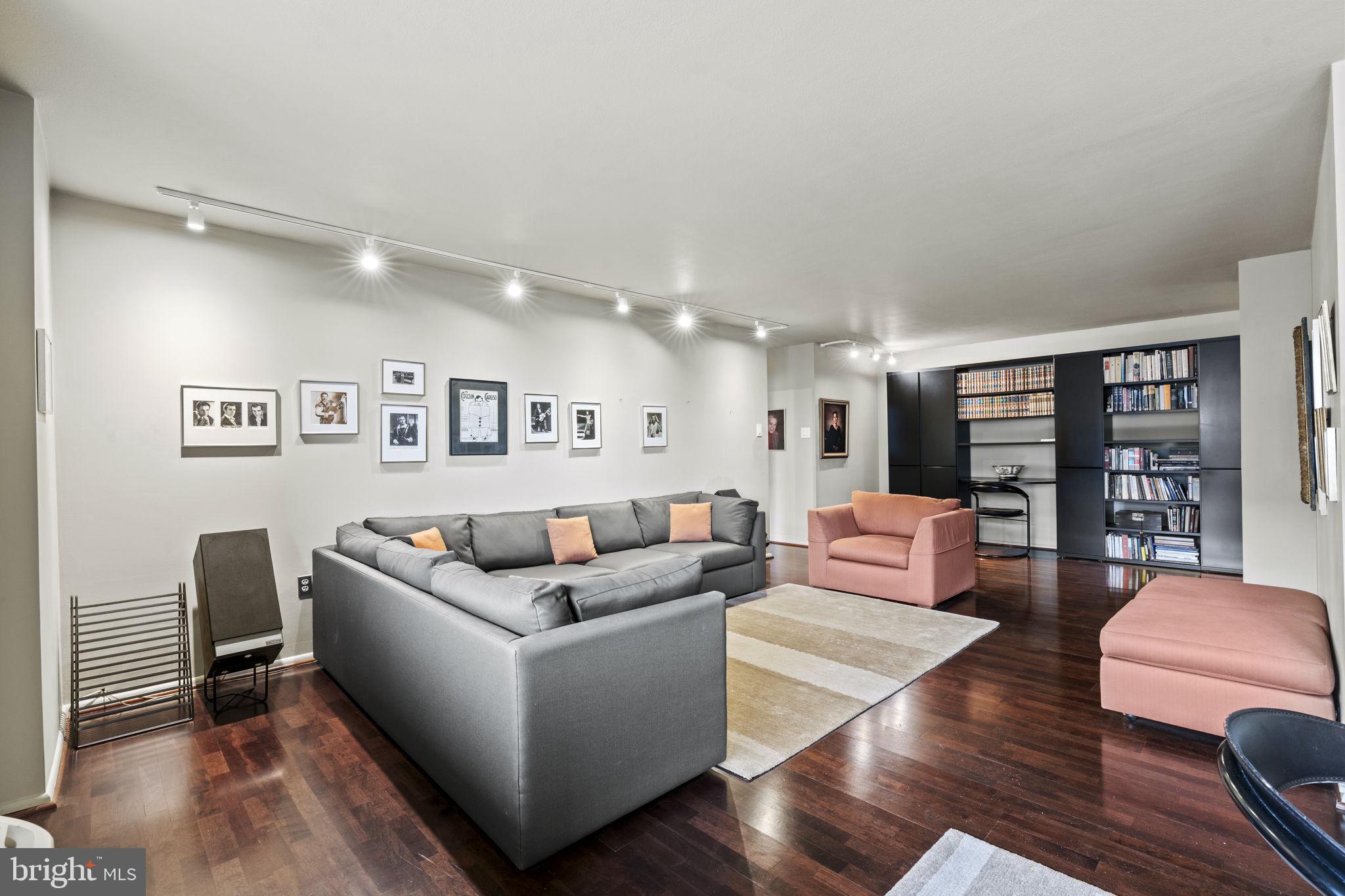 LOGAN SQUARE - Residential
