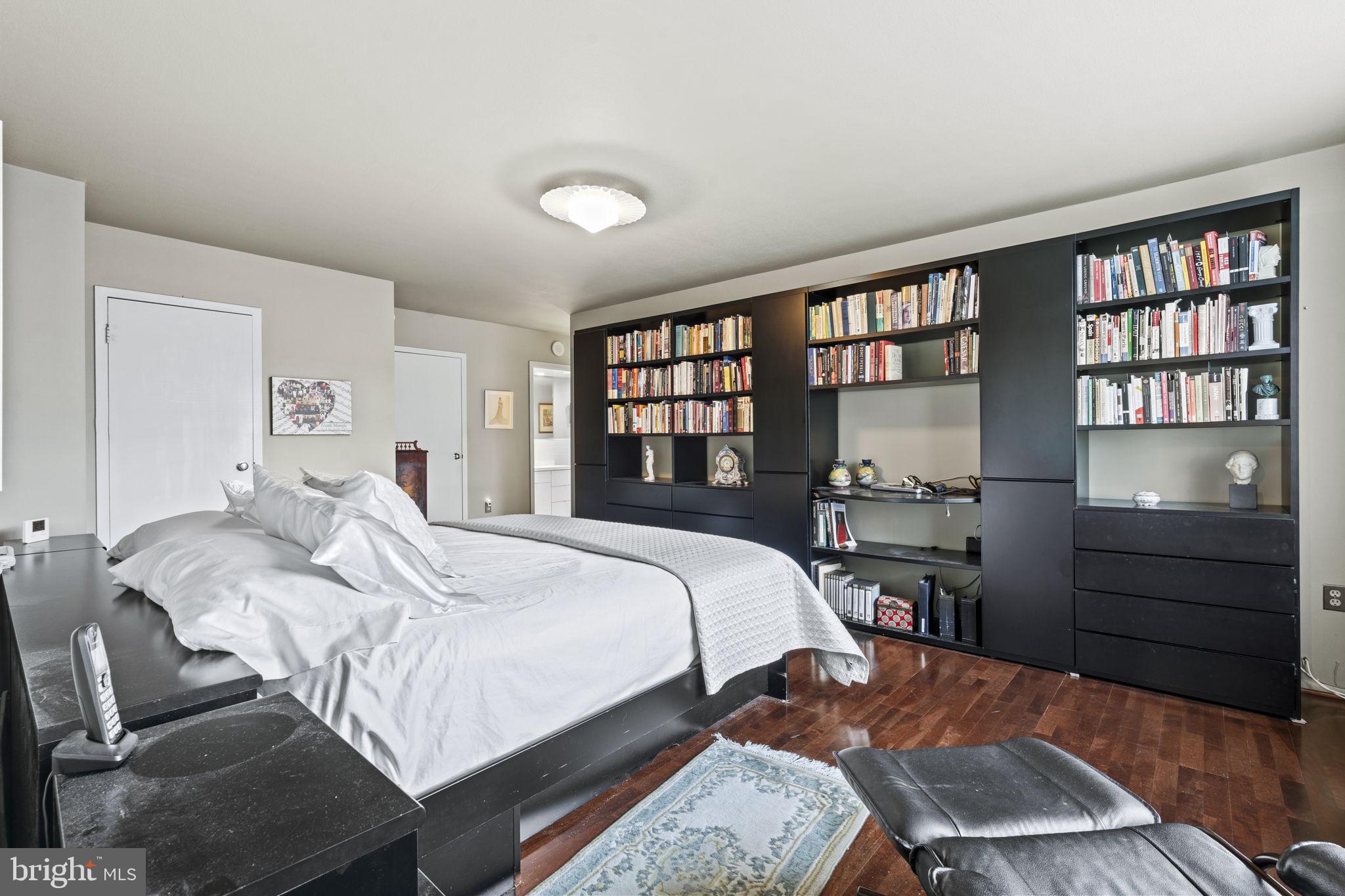 LOGAN SQUARE - Residential