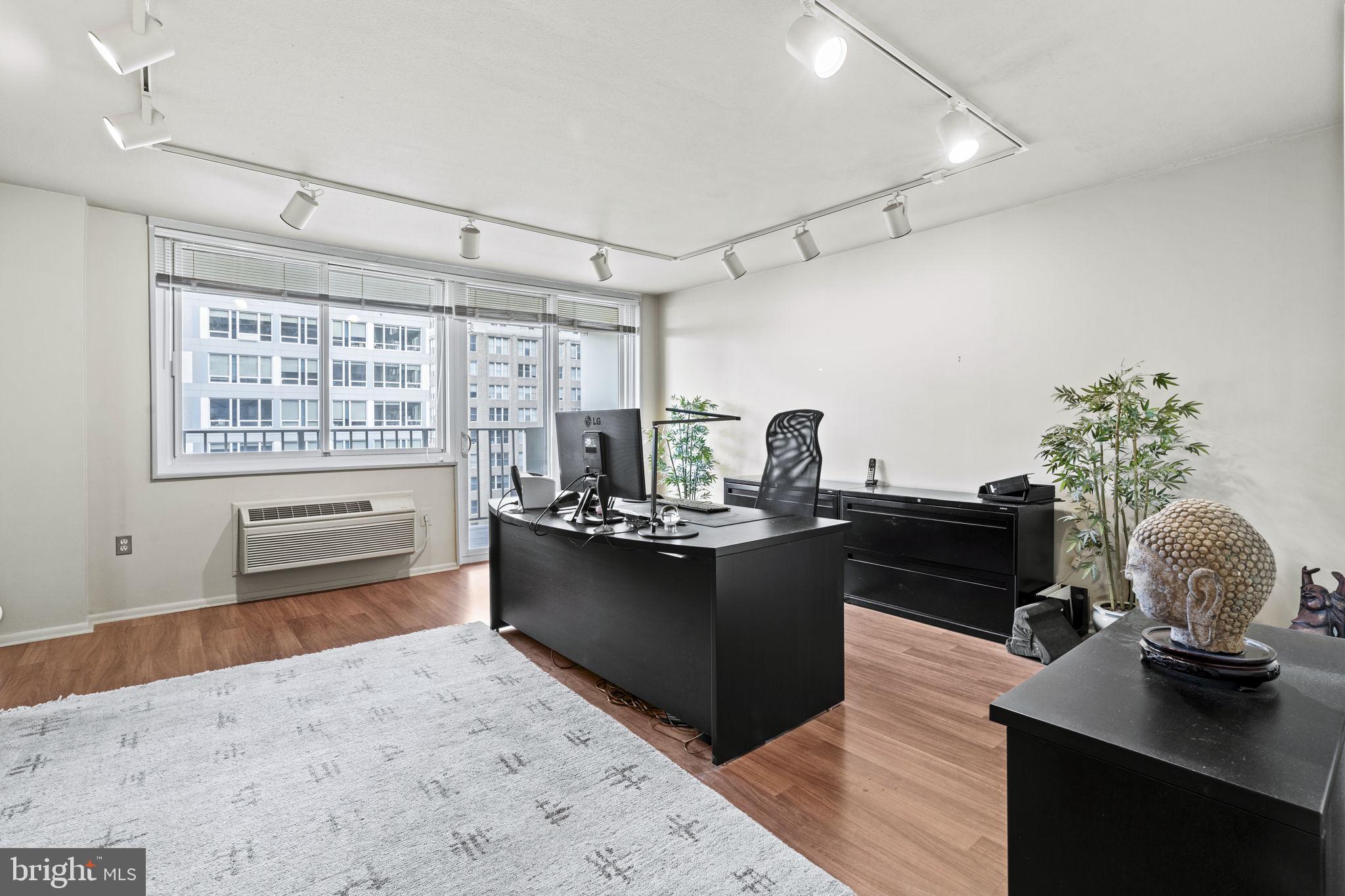 LOGAN SQUARE - Residential