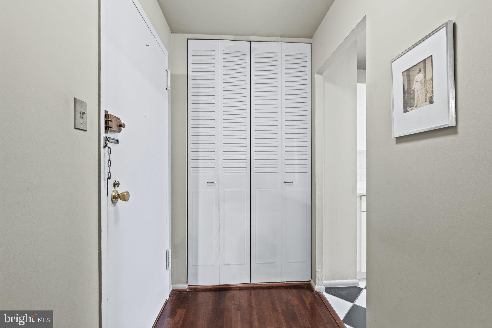 LOGAN SQUARE - Residential