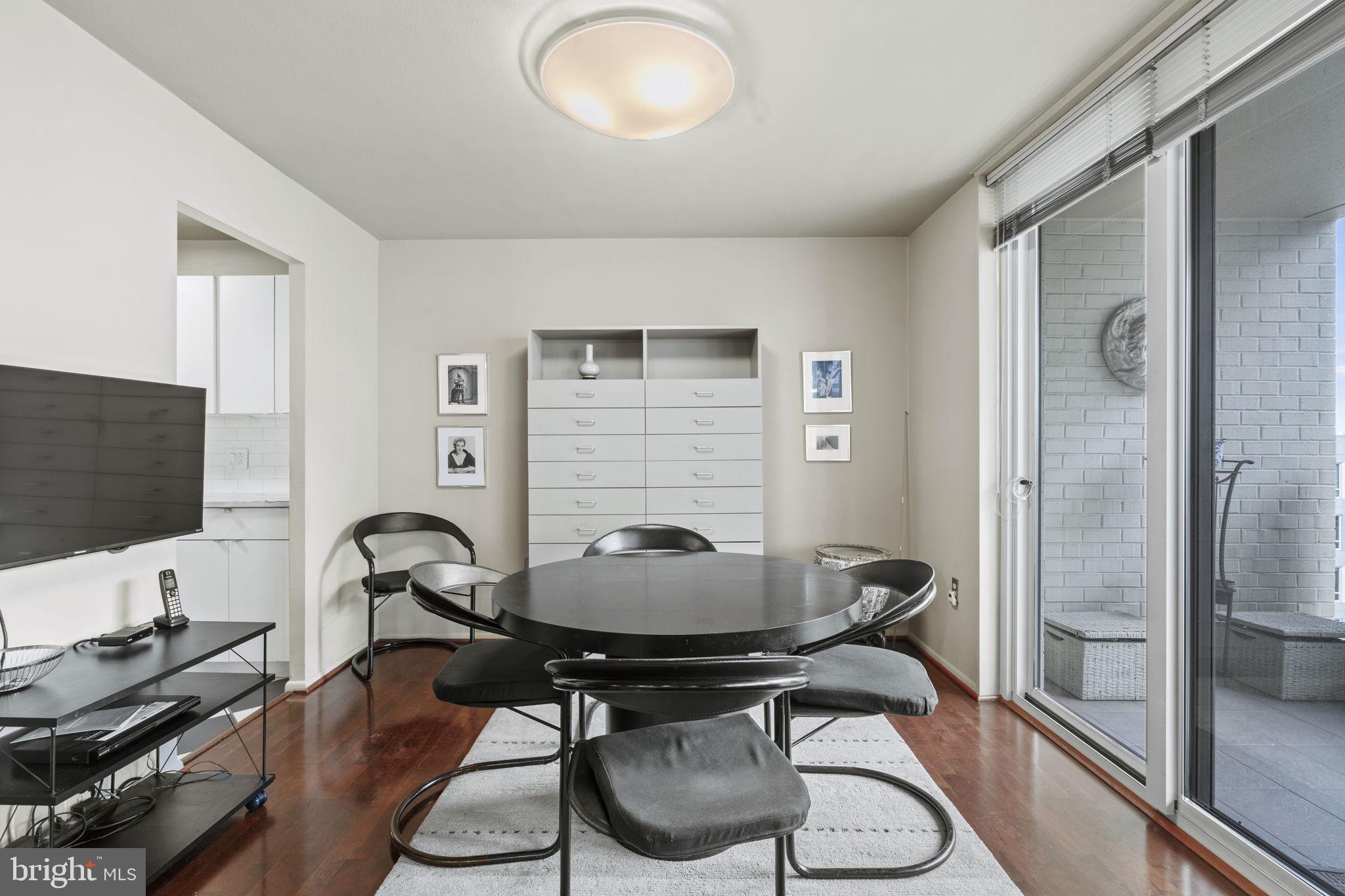 LOGAN SQUARE - Residential