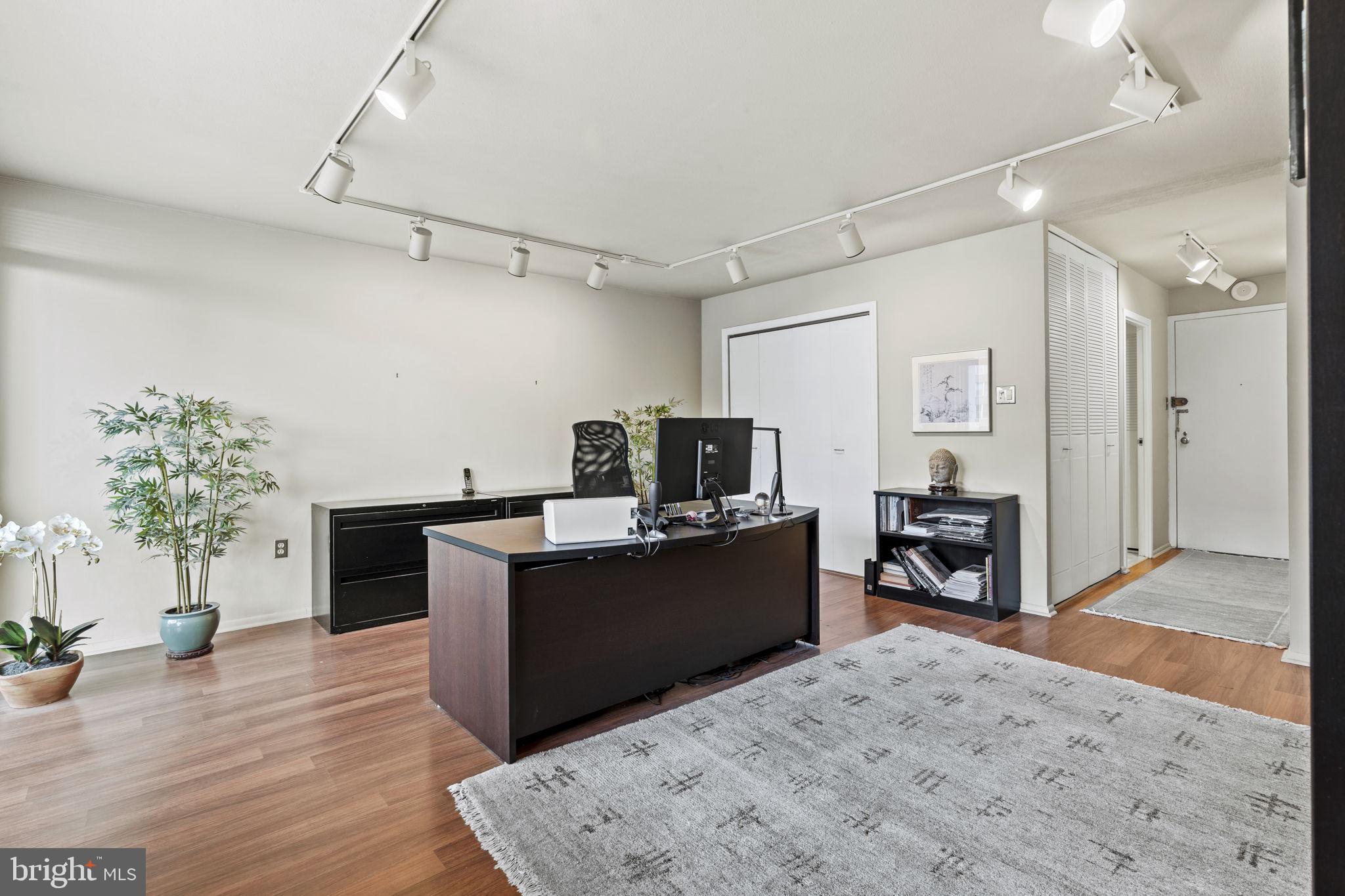 LOGAN SQUARE - Residential