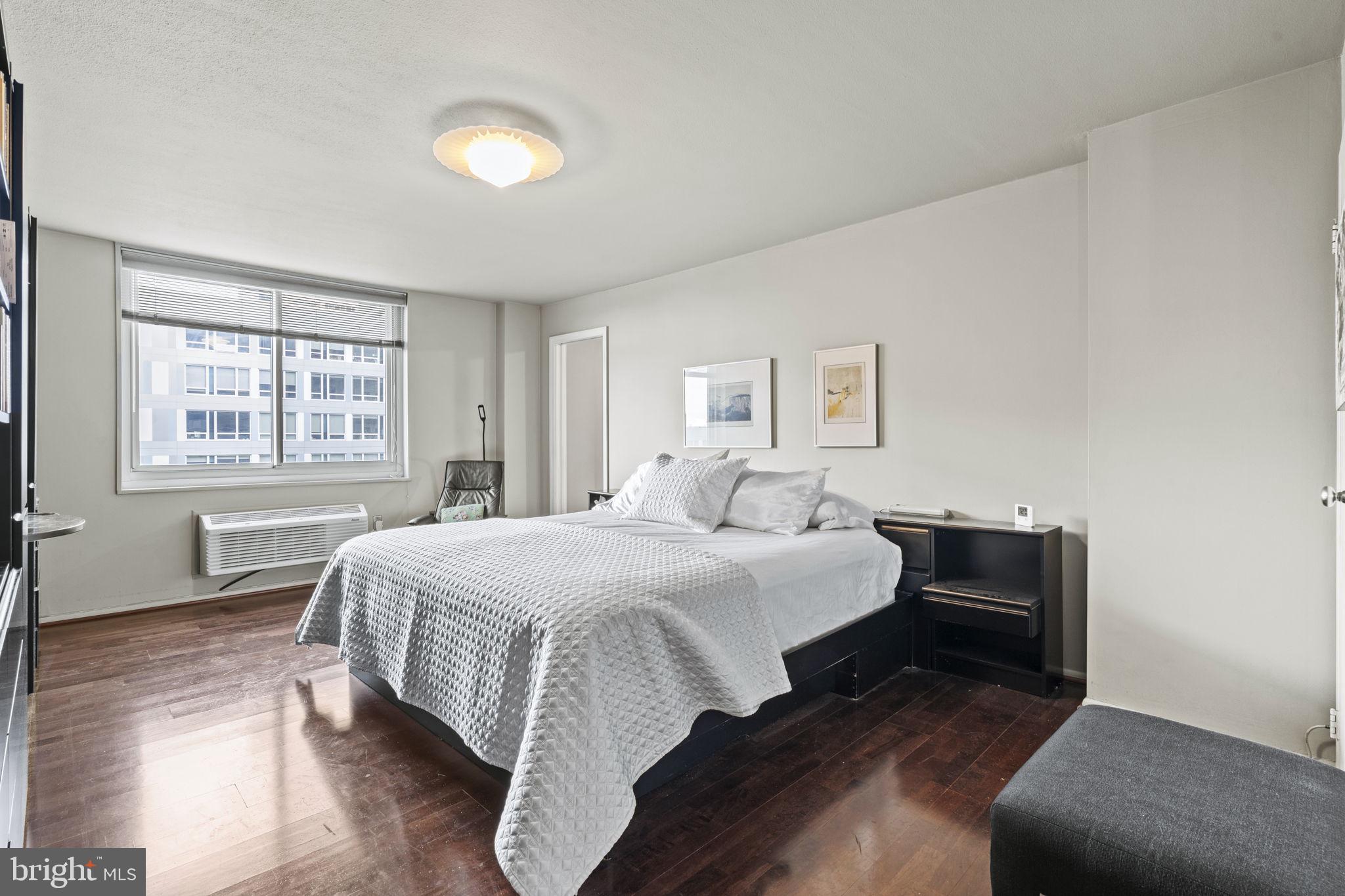 LOGAN SQUARE - Residential