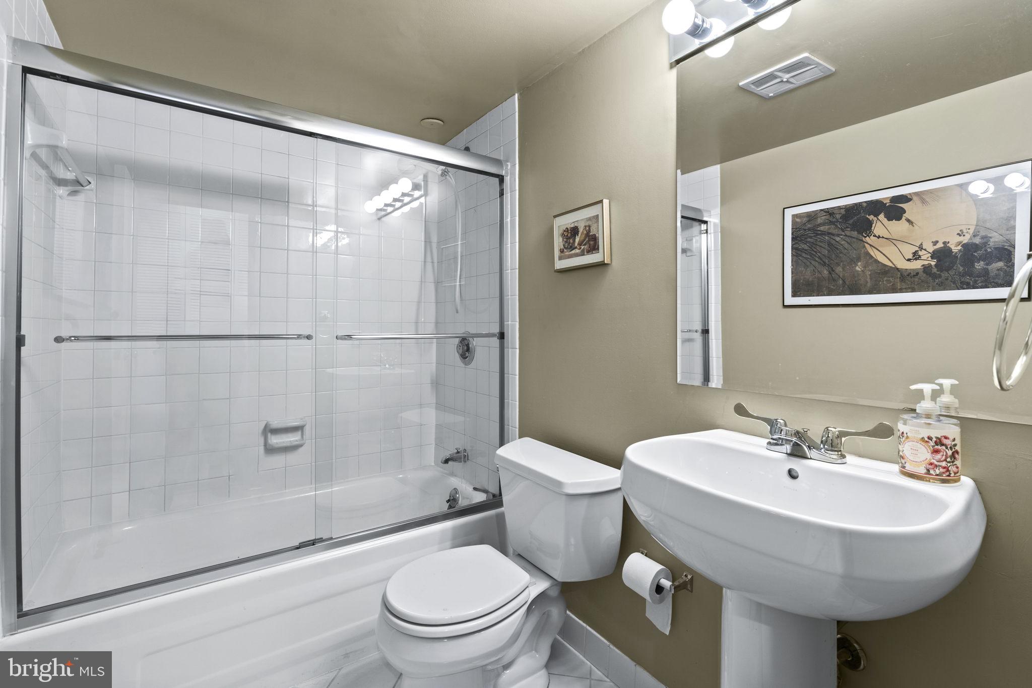 LOGAN SQUARE - Residential