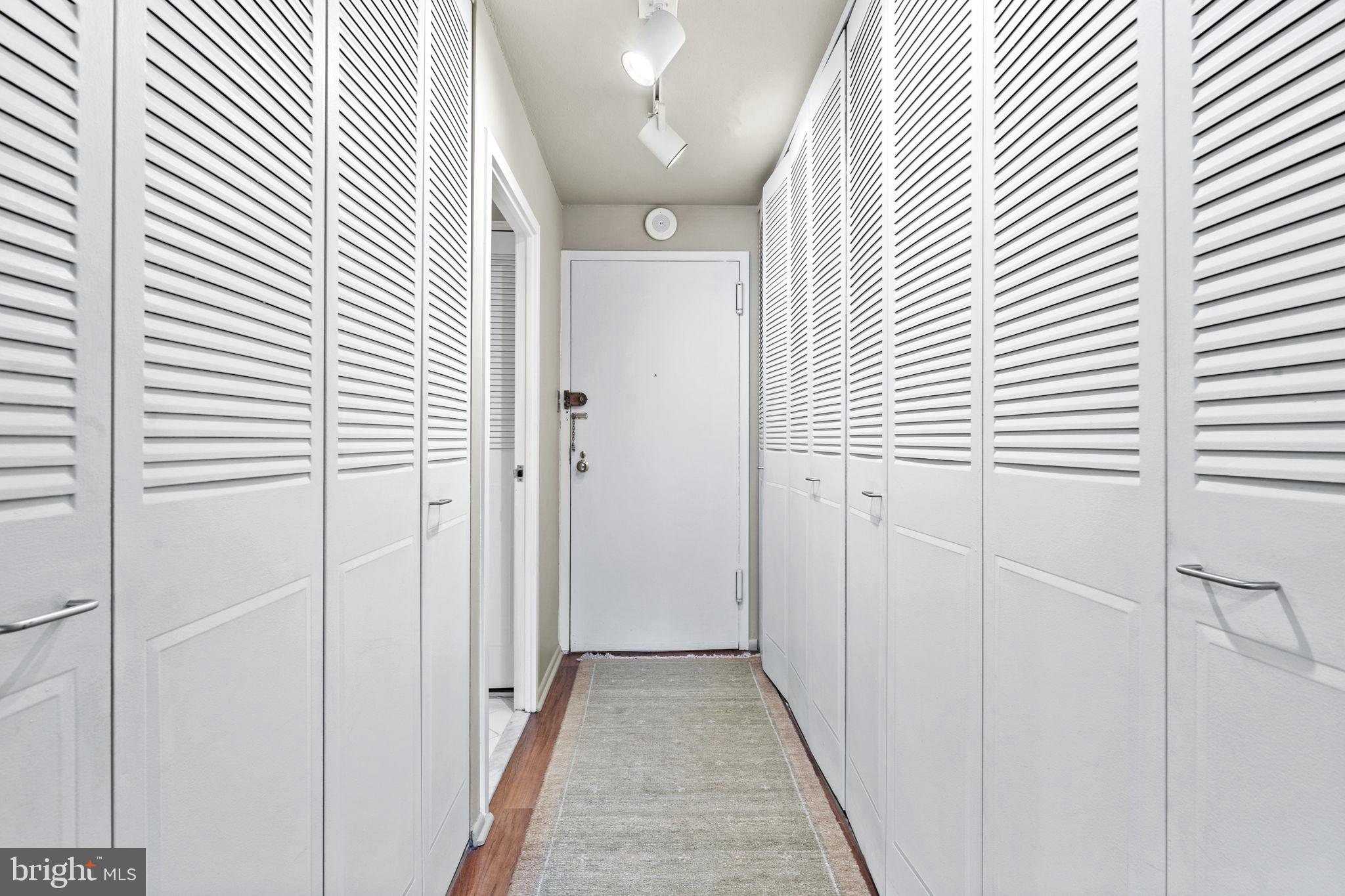 LOGAN SQUARE - Residential