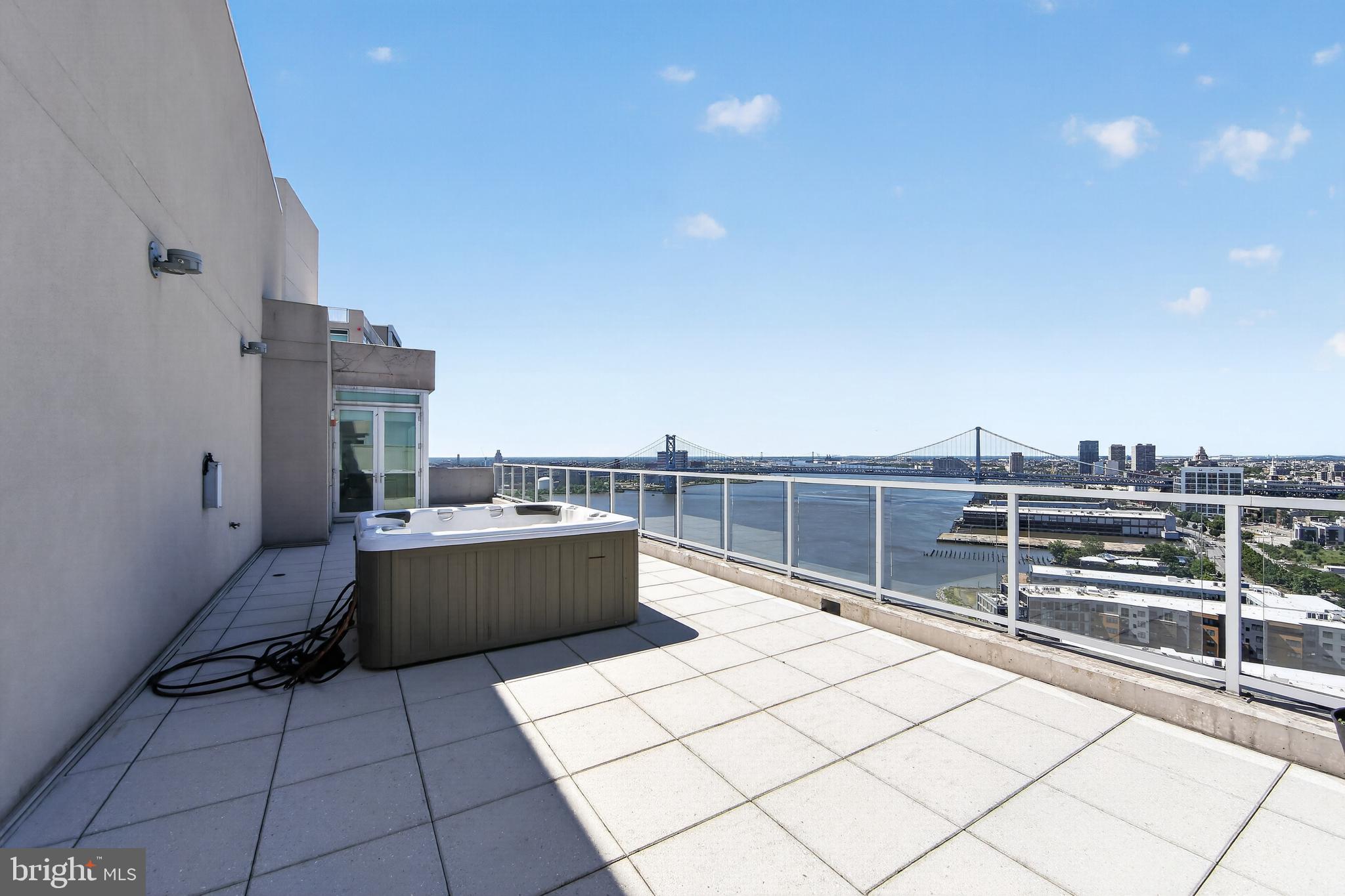 WATERFRONT SQUARE - Residential