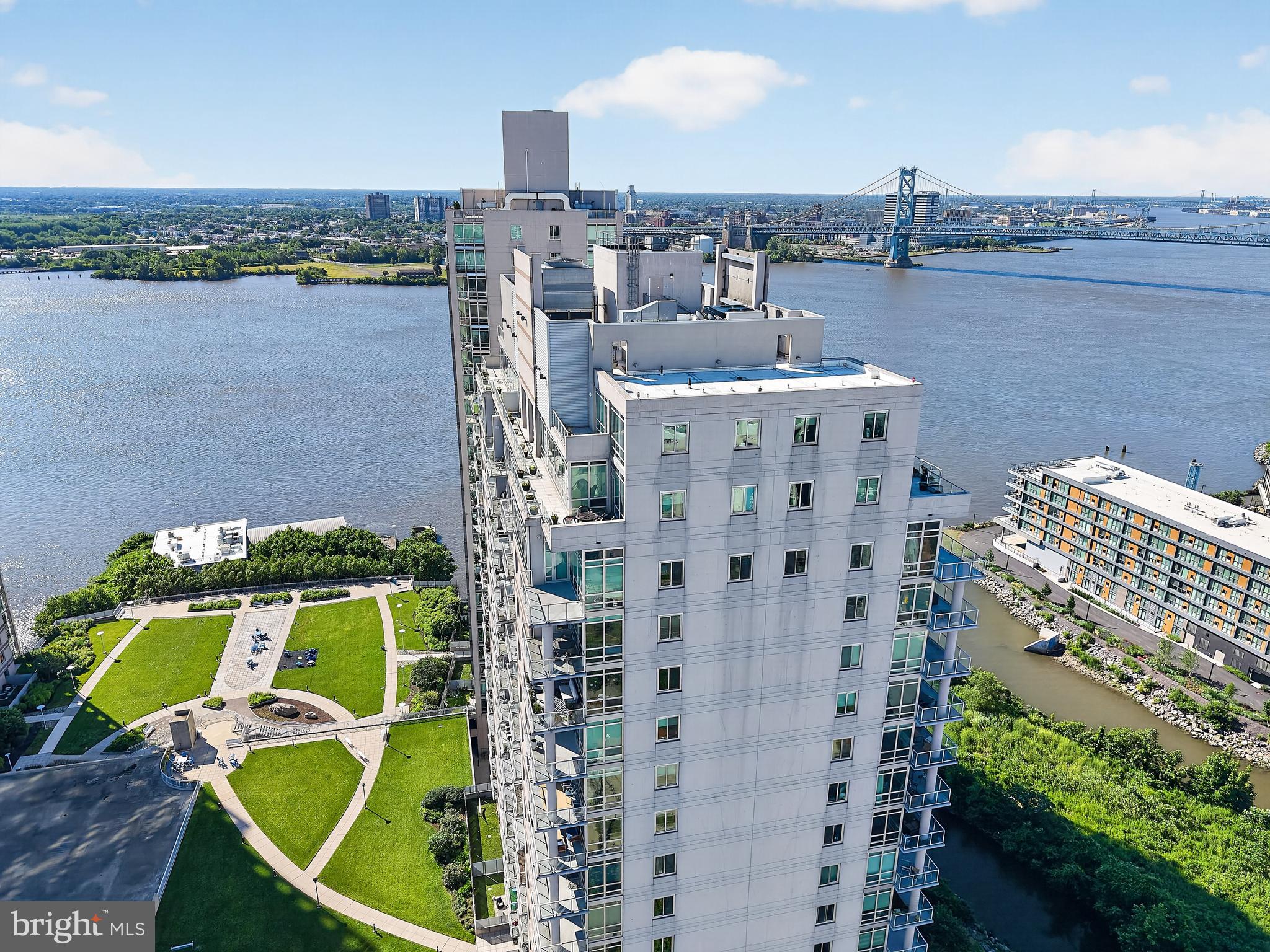 WATERFRONT SQUARE - Residential