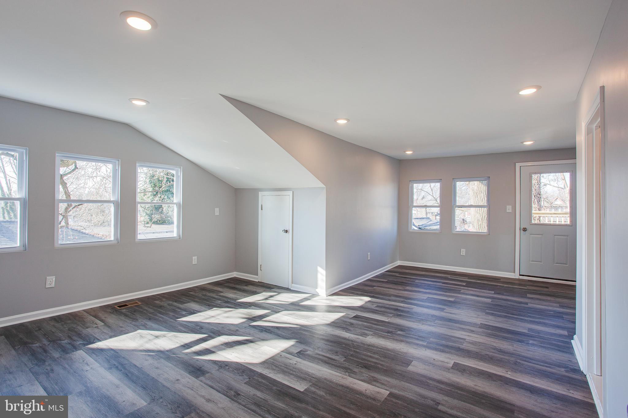 EAST OAK LANE - Residential