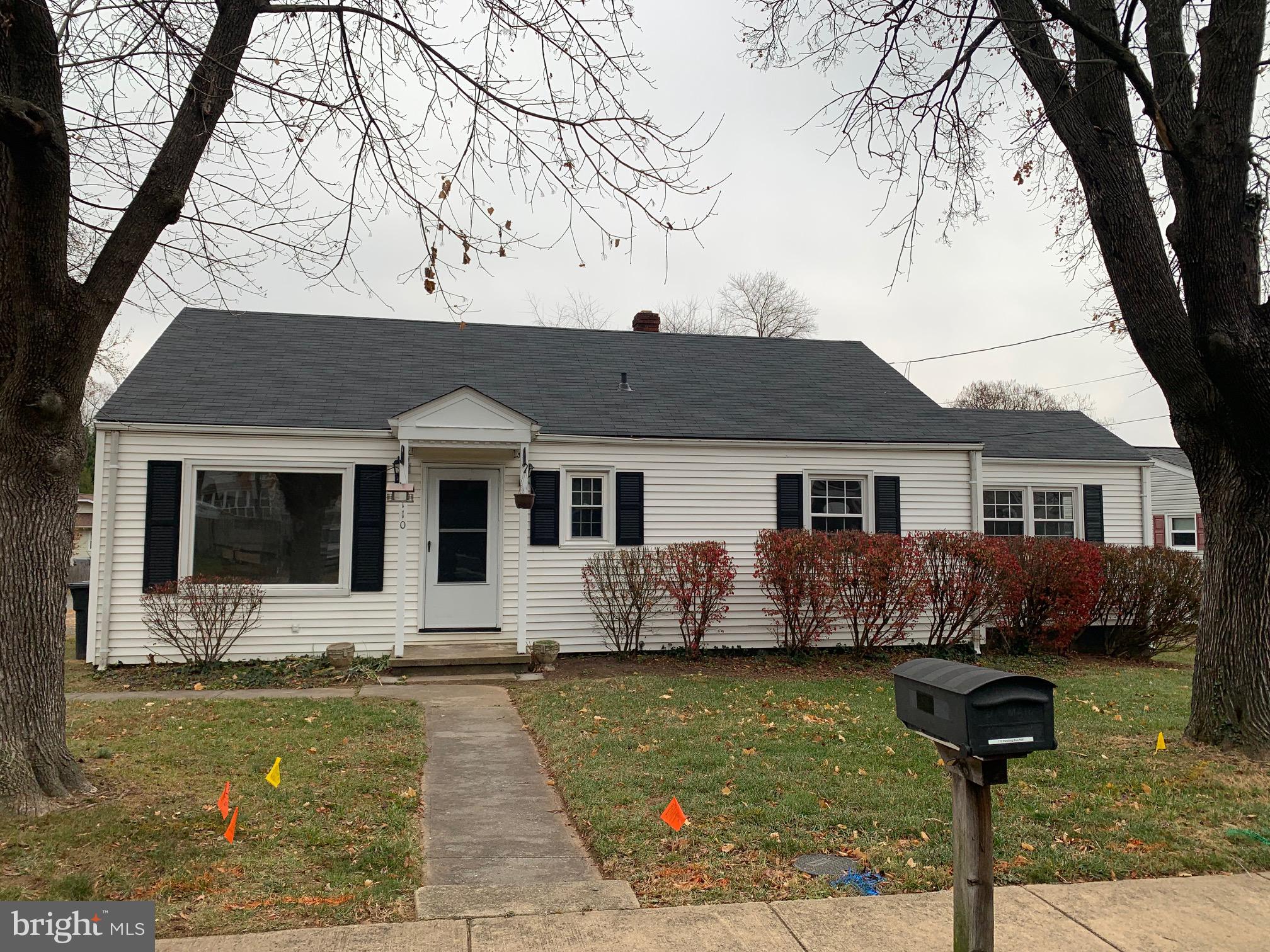Single Family Home with 3 Main Level Bedrooms and 1 full bath. Close to Historic Downtown Leesburg. Whole house was just freshly painted. Hardwood Floors throughout living room and all bedrooms, 
Brand new flooring installed in kitchen. Location has easy access to Rt 7 and Rt 15.