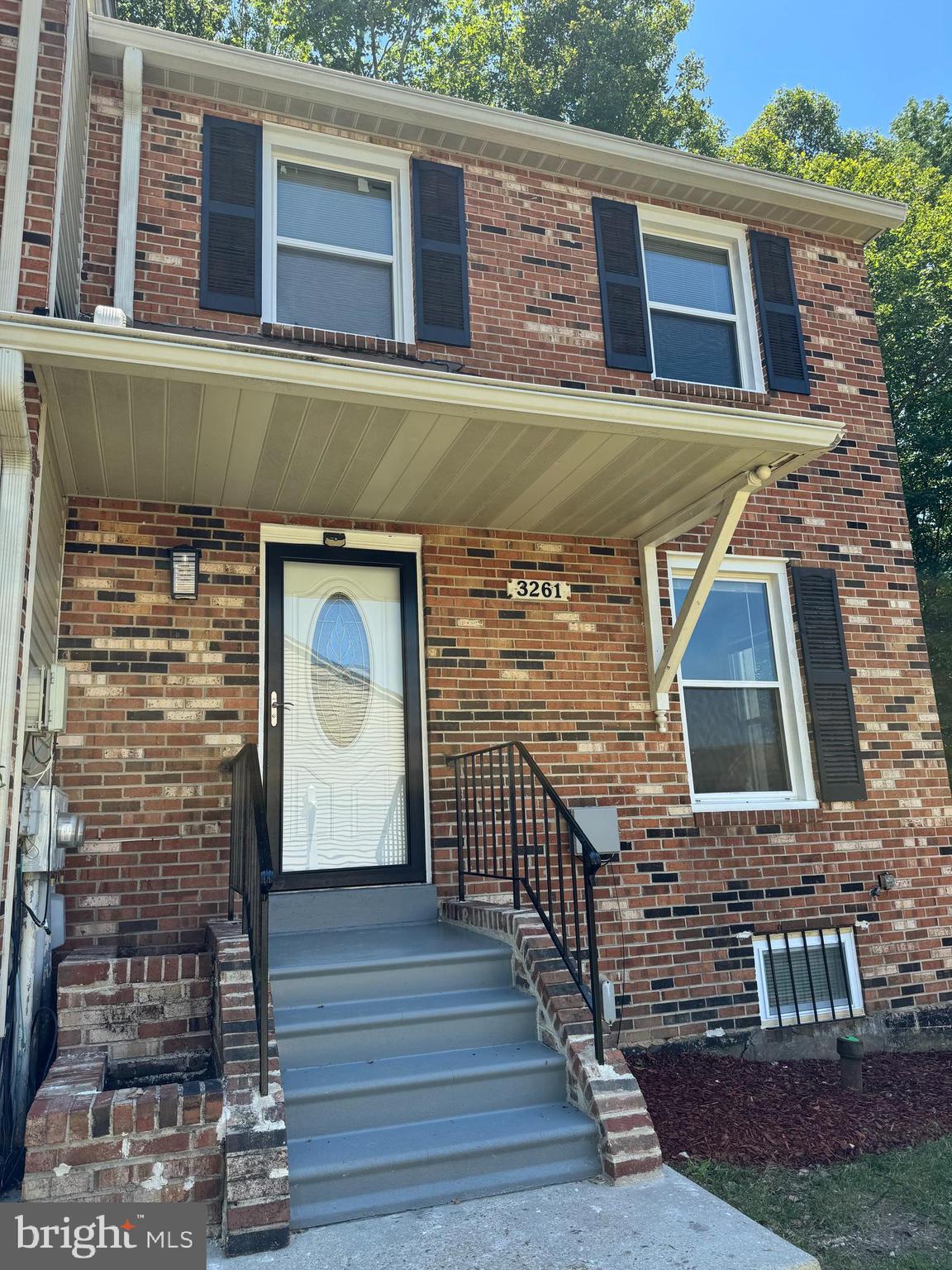 LOCATION! LOCATION! LOCATION! BEAUTIFUL 3 BEDROOM 2.5 BATHROOM END TOWNHOUSE. FRESHLY PAINTED, NEW CARPING, NICE KITCHEN, BACKS TO WOODED AREA WITH A STREAM RUNNING THROUGH THE BACK OF THE PROPERTY! FULLY FENCED BACKYARD WITH A DECK OFF THE KITCHEN A LARGE PLAYGROUND AREA NEXT TO THE HOUSE! CLOSE TO ALL KINDS OF SHOPPING!  A MUST SEE!
SELLER REQUEST USING BRENNAN TITLE COMPANY THAT HAS EVERYTING CLEAR TO CLOSE. THEY HAVE NOW A CLEAN AND CLEAR TITLE.
