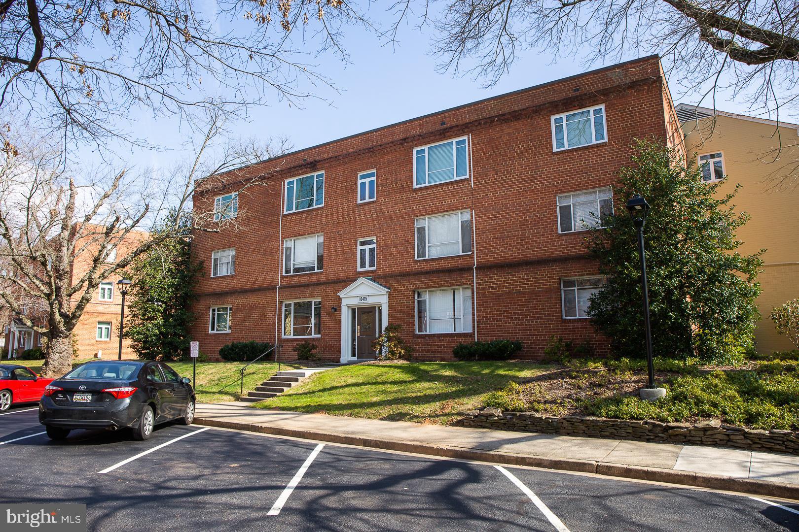 GREAT TOP FLOOR CONDO. NEW CARPETING. FRESHLY PAINTED. BEAUTIFUL WITH UPDATED KITCHEN, BATHROOM, THERMAL WINDOWS. THREE EXPOSURES FOR GREAT LIGHT! LITERALLY STEPS TO THE GROSVENOR METRO STATION ON THE RED LINE. RENT INCLUDE UTILITIES (HEAT, AC, ELECTRIC, GAS), PARKING AND AMENITIES (POOLS, TENNIS, CLUBHOUSES, BALL FIELD, PLAYGROUND)