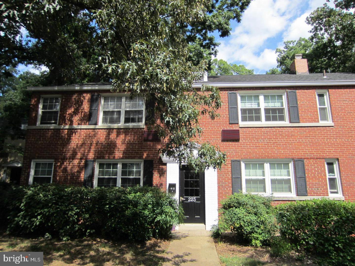 Ready for move in 1-bed, 1-bath condo for rent at 223 N George Mason Dr, Arlington, VA! Perfect for anyone wanting a comfy spot with an amazing location, featuring a built-in home office & beautiful painted walls! With just a short walk to the metro, DC only being a quick ride away, this place is ideal for professionals or anyone who loves being close to the action. Contact listing agent for additional details &  to schedule showings!
* Unit Comes Furnished!* Landlord would consider removal of furniture.