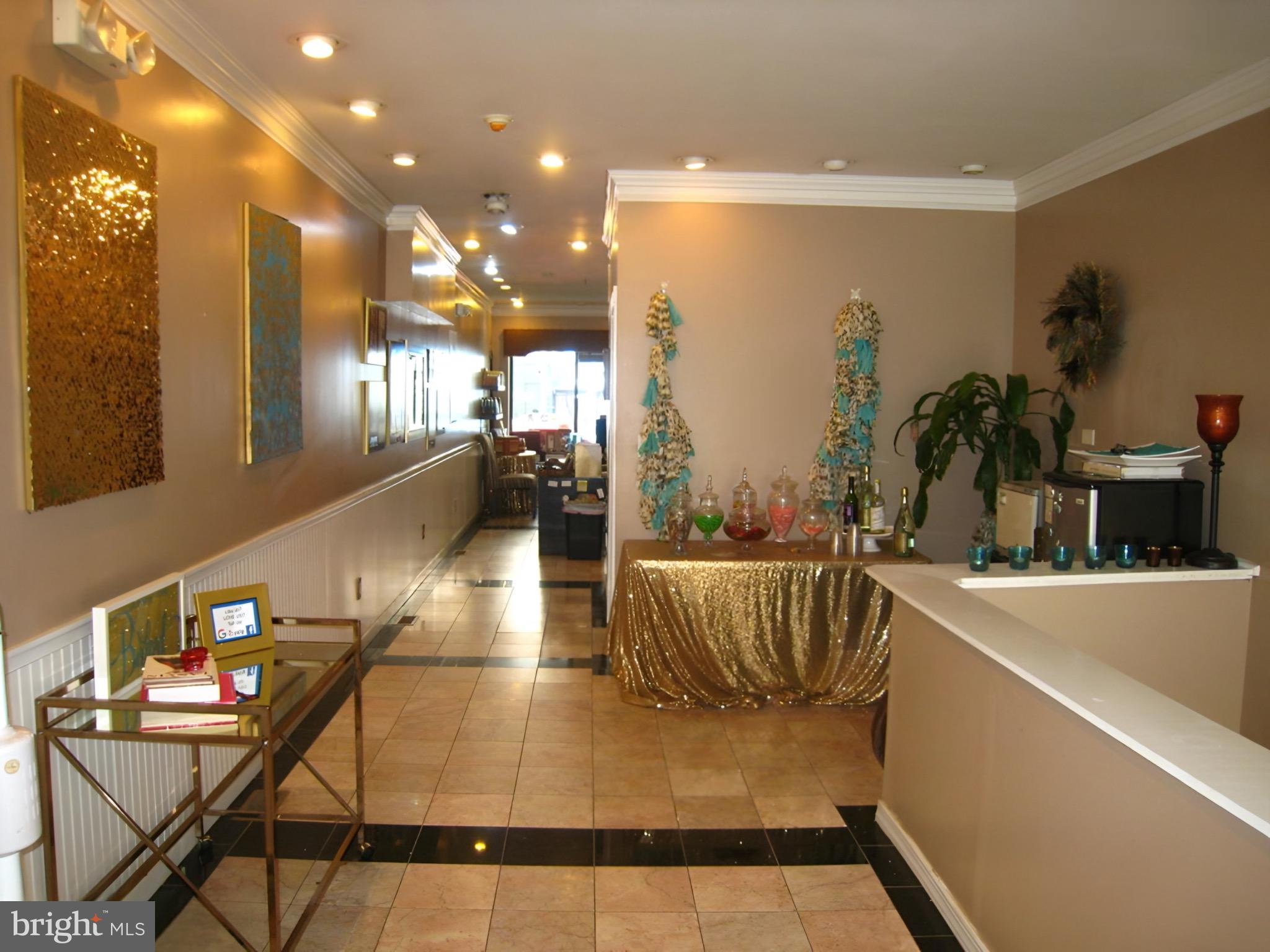 QUEEN VILLAGE - Commercial Sale