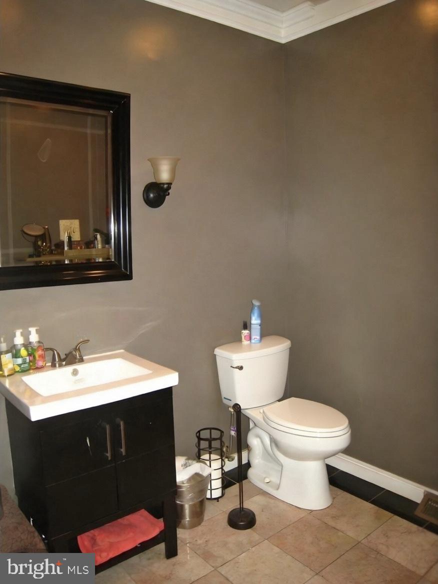 QUEEN VILLAGE - Commercial Sale