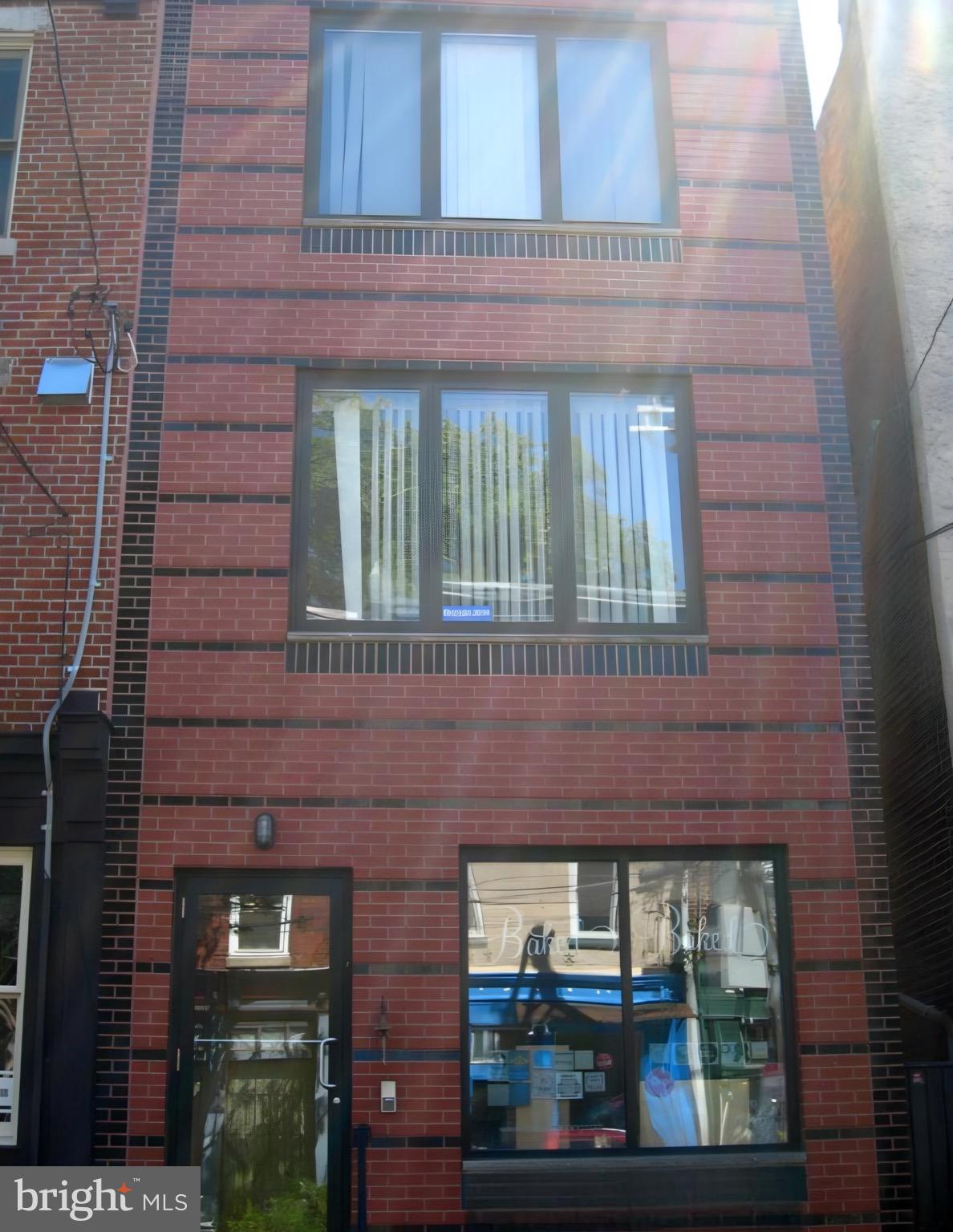 QUEEN VILLAGE - Commercial Sale