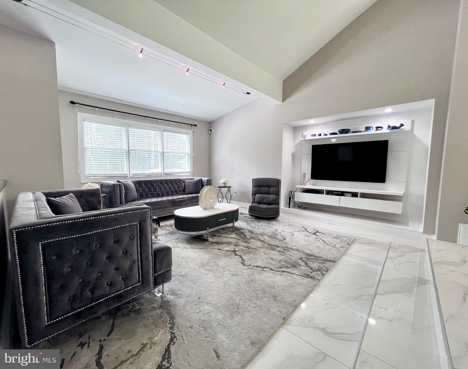 HUNTINGDON VALLEY - Residential