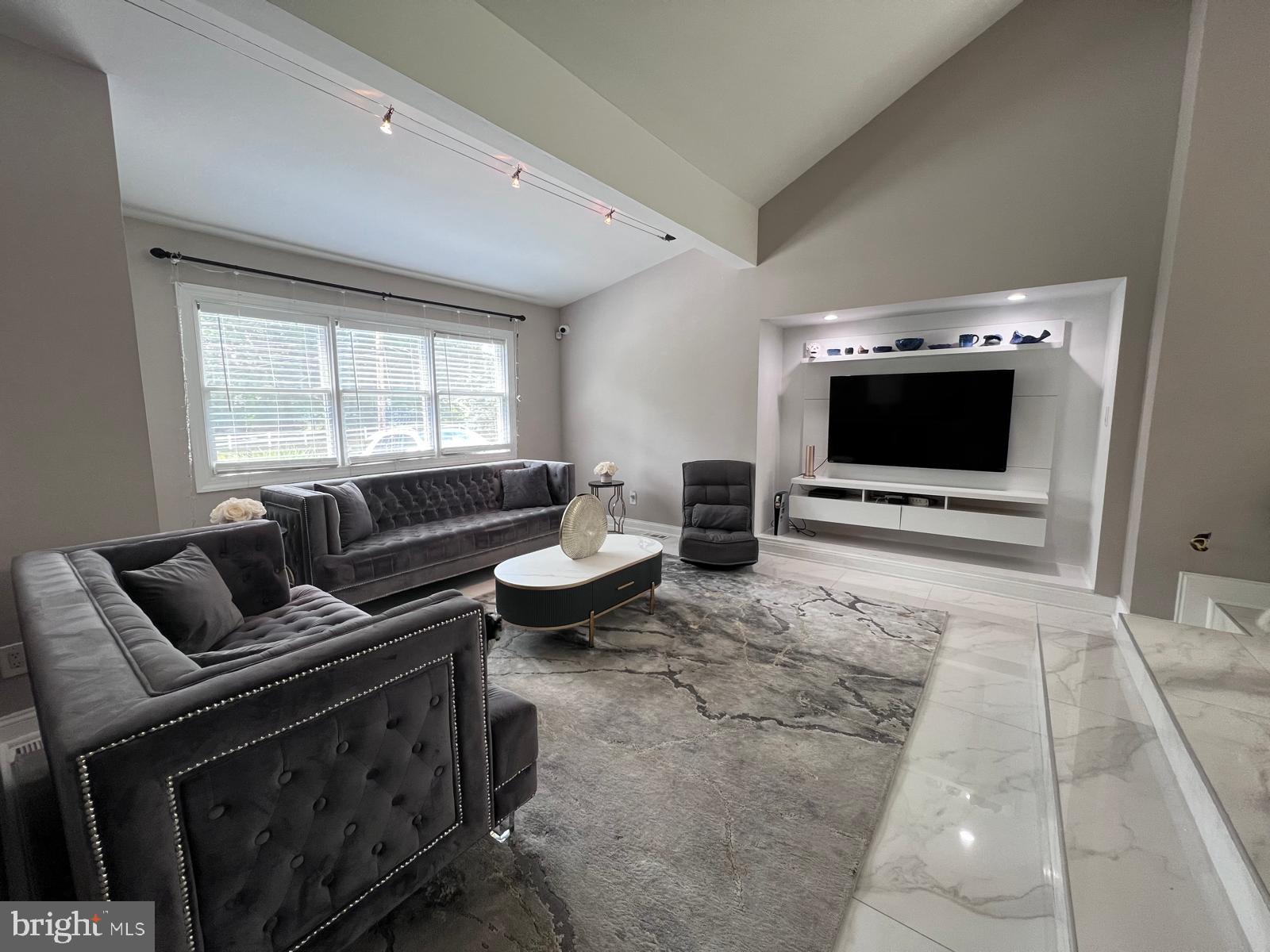 HUNTINGDON VALLEY - Residential