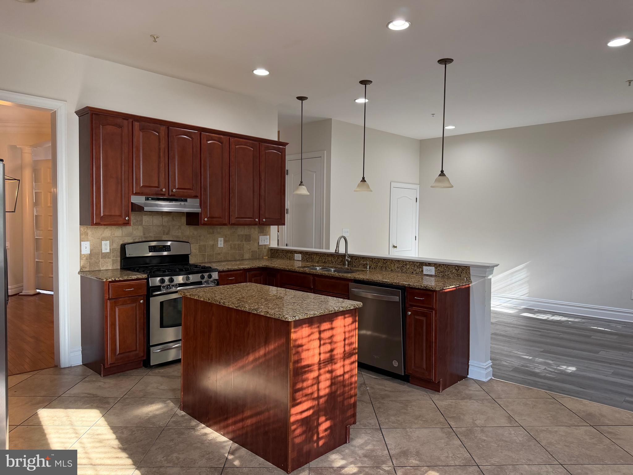 BREYER COURT - Residential