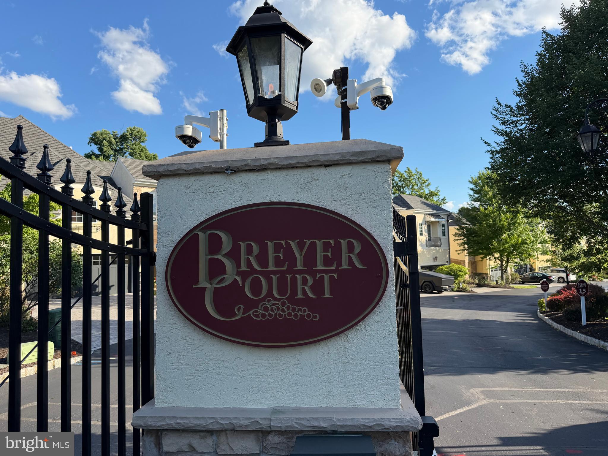BREYER COURT - Residential