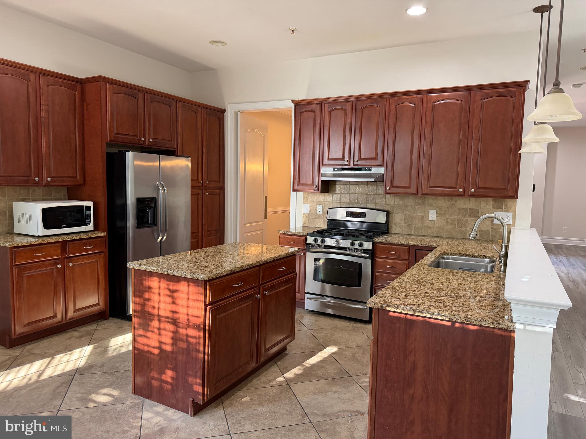 BREYER COURT - Residential