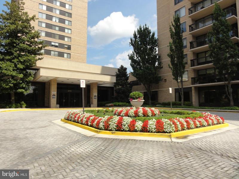 LARGE 2BR/1.5BA (1,288 SQ. FT.) * RENOVATED KITCHEN: GRANITE COUNTERTOPS, TILE BACKSPLASH *, CERAMIC TILE FLOOR: KITCHEN & FOYER * WOOD FLOOR: LIVING ROOM & DINING ROOM * RENOVATED MASTER BATH * RENT INCLUDES: CONDO FEE, EXPANDED BASIC CABLE, PARKING & EXTRA STORAGE * OUTDOOR POOL * LOCATION!!! CLOSE TO 1-395, MINUTES TO OLD TOWNE & REAGAN NATIONAL AIRPORT * PETS NOT ALLOWED
