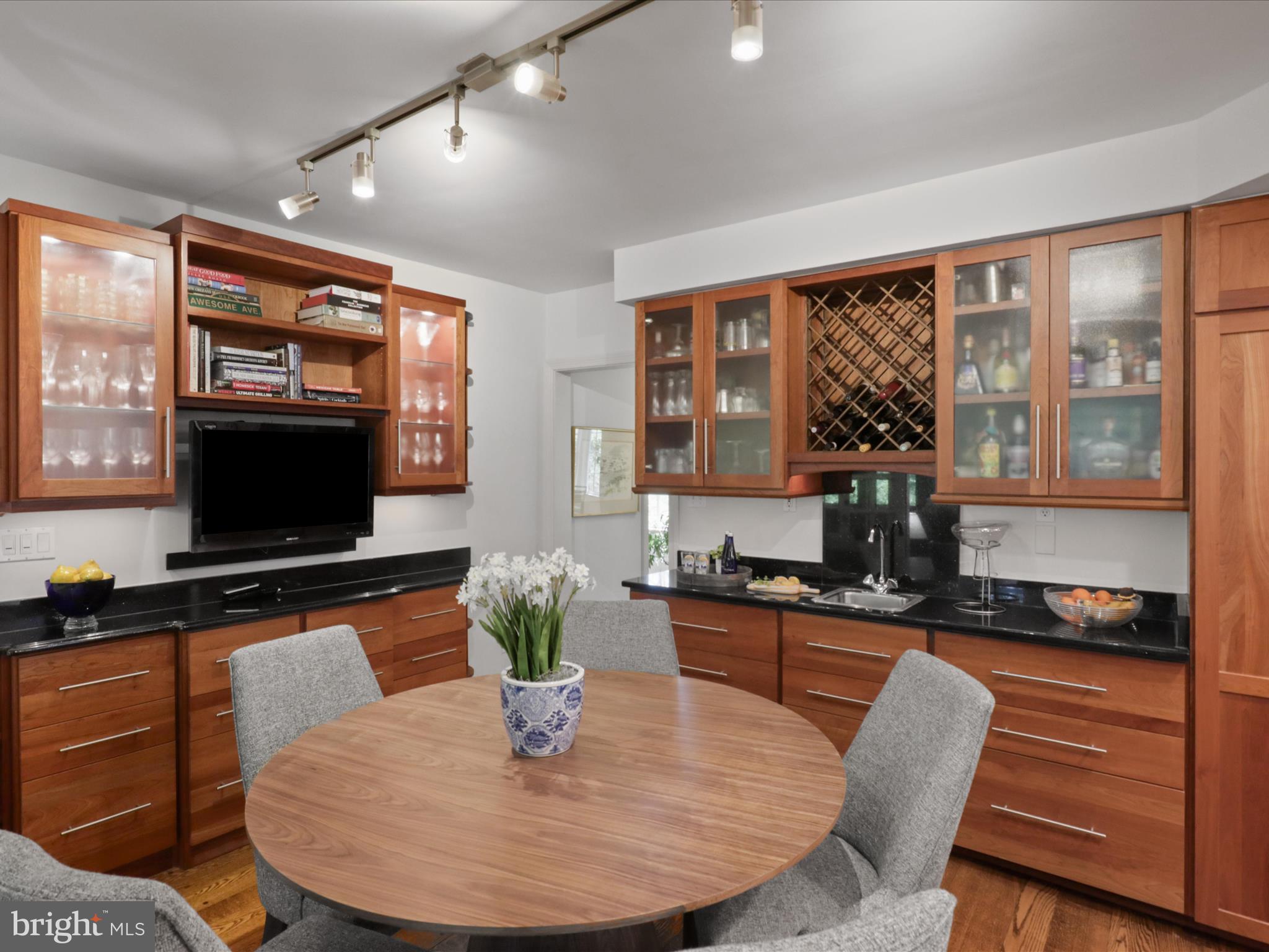COUNTRY CLUB HILLS - Residential
