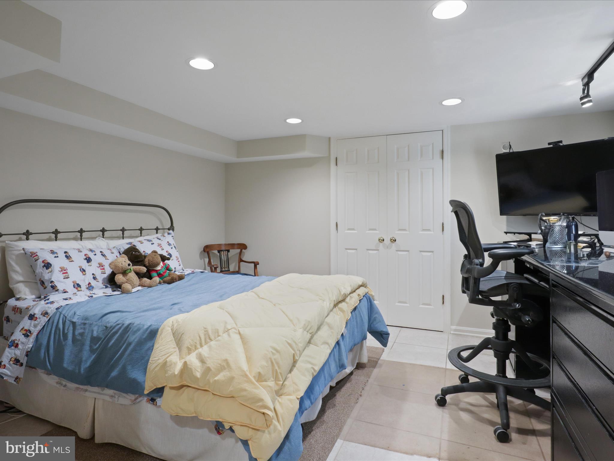 COUNTRY CLUB HILLS - Residential