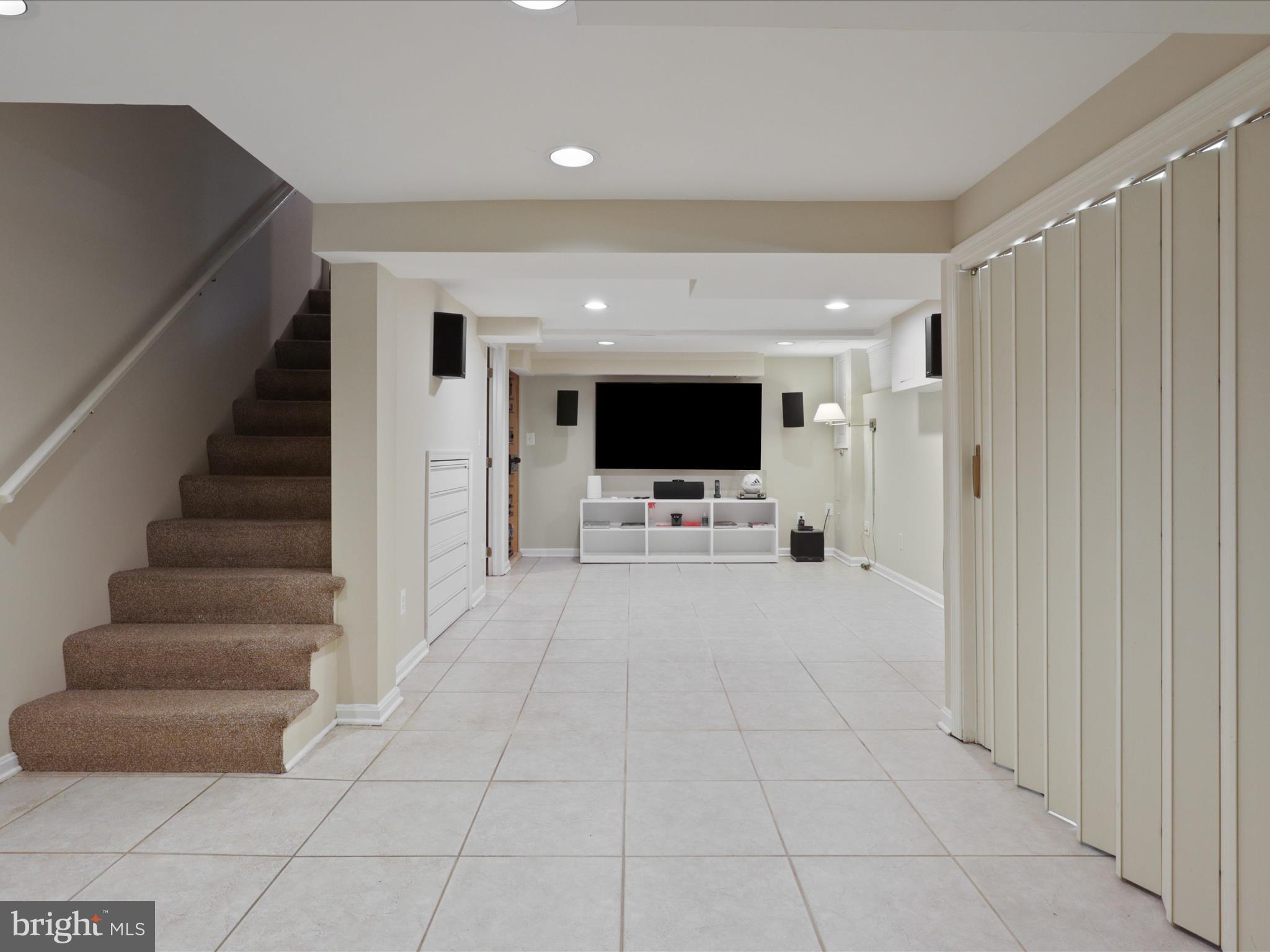 COUNTRY CLUB HILLS - Residential