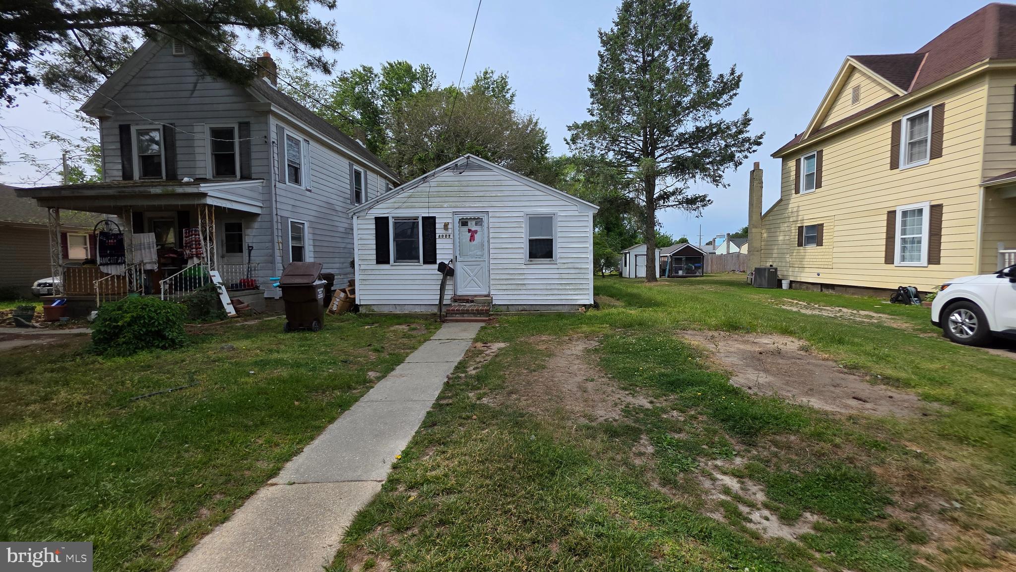 ONLINE AUCTION: This auction takes place on the Ashland Auction Group website bidding platform. Bidding begins 6/8/2026 @ 10:00 AM. Bidding ends 6/10/2026 @ 11:40 AM. The list price is the suggested opening bid. Deposit: $5,000.

This one-story detached home is located in Cambridge, MD in Dorchester County, just minutes from US Route 50 for convenient access to shopping, dining, downtown Cambridge, and major commuter routes. Nearby attractions and amenities include Sailwinds Park, River Marsh Golf Club, Walmart Supercenter, and Generation III Marina. The property is currently vacant and offers a convenient location near waterfront recreation, local services, and everyday essentials.