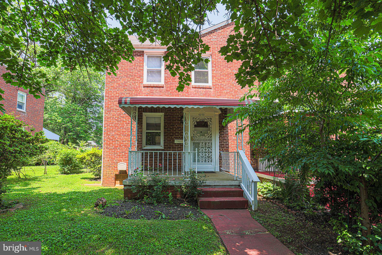 RARE  OPPORTUNITY

4 BED 2 BATH HOME IN GREAT LOCATION

Updated home with central hvac modern kitchen and baths

Hardwood flooring

Near Houses of Worship

Excellent schools

LOW PRICE – A MUST SEE