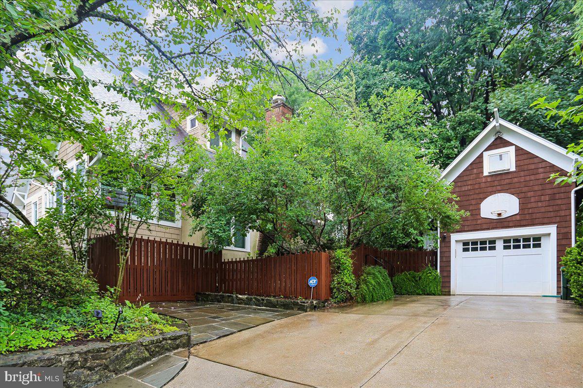 CHEVY CHASE VILLAGE - Residential