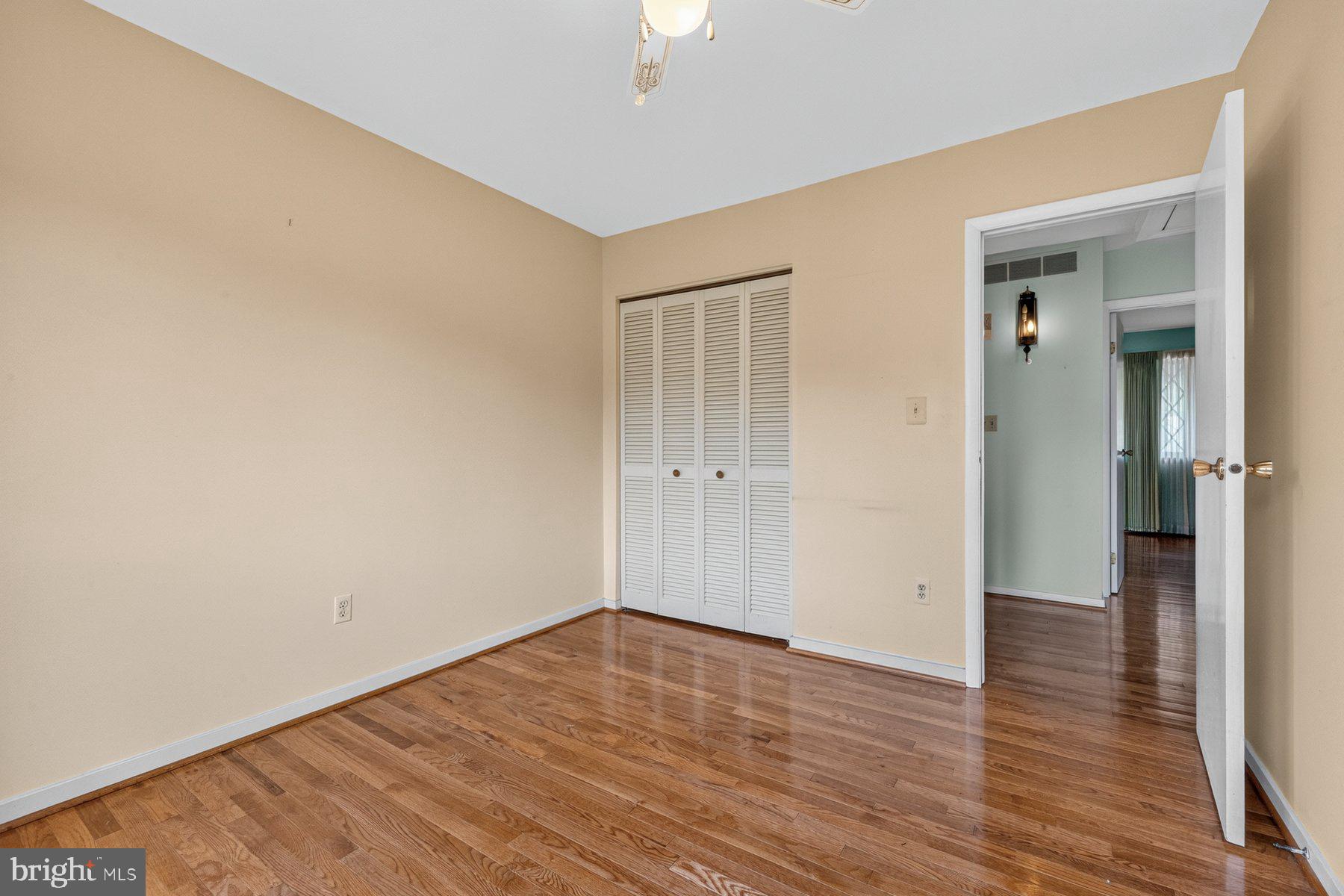 HOLLOW OAKS - Residential