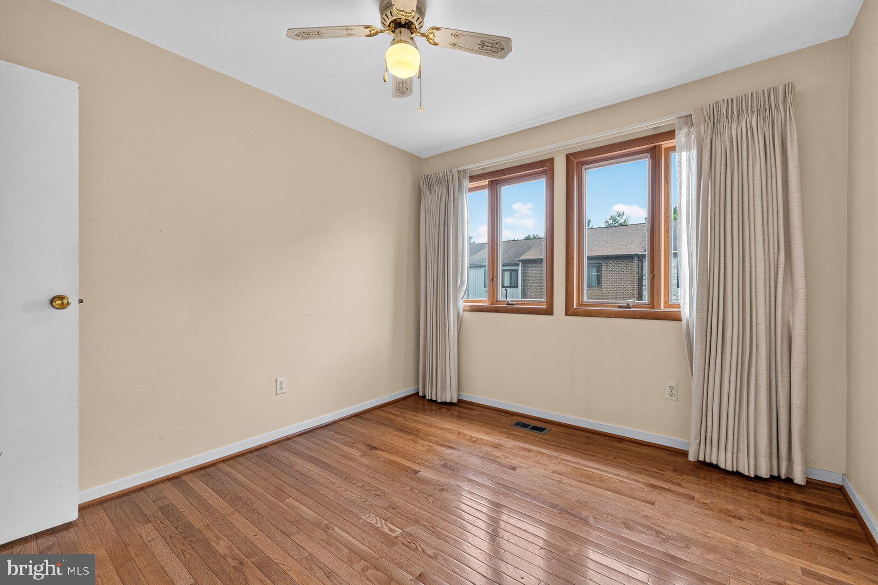 HOLLOW OAKS - Residential